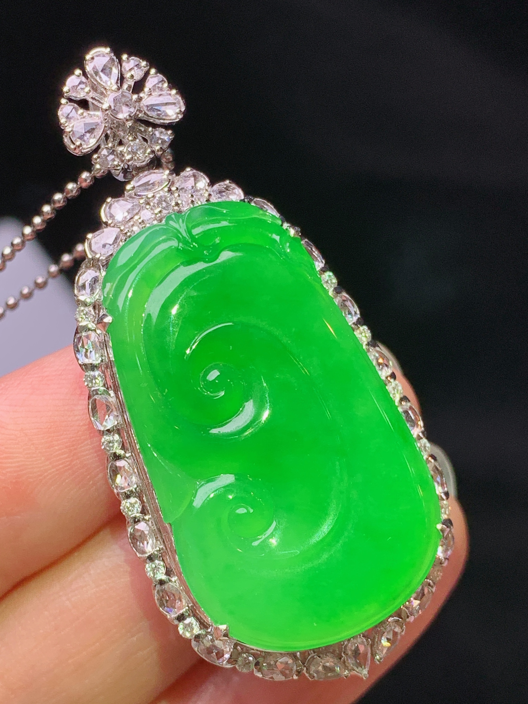 18k金钻镶嵌冰阳绿如意吊坠 玉质细腻 色泽艳丽清新 水润亮眼 整体尺寸48.8*23*11.2h2