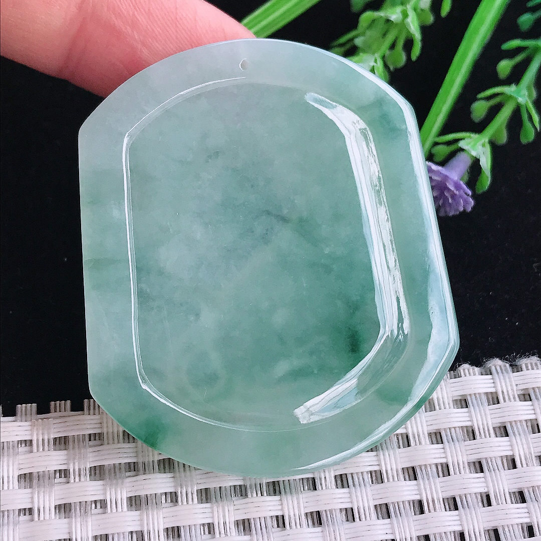 实拍A货翡翠52.6/45/5老坑冰胶水灵冰晴绿飘花生肖狗牌吊坠玉坠旺财