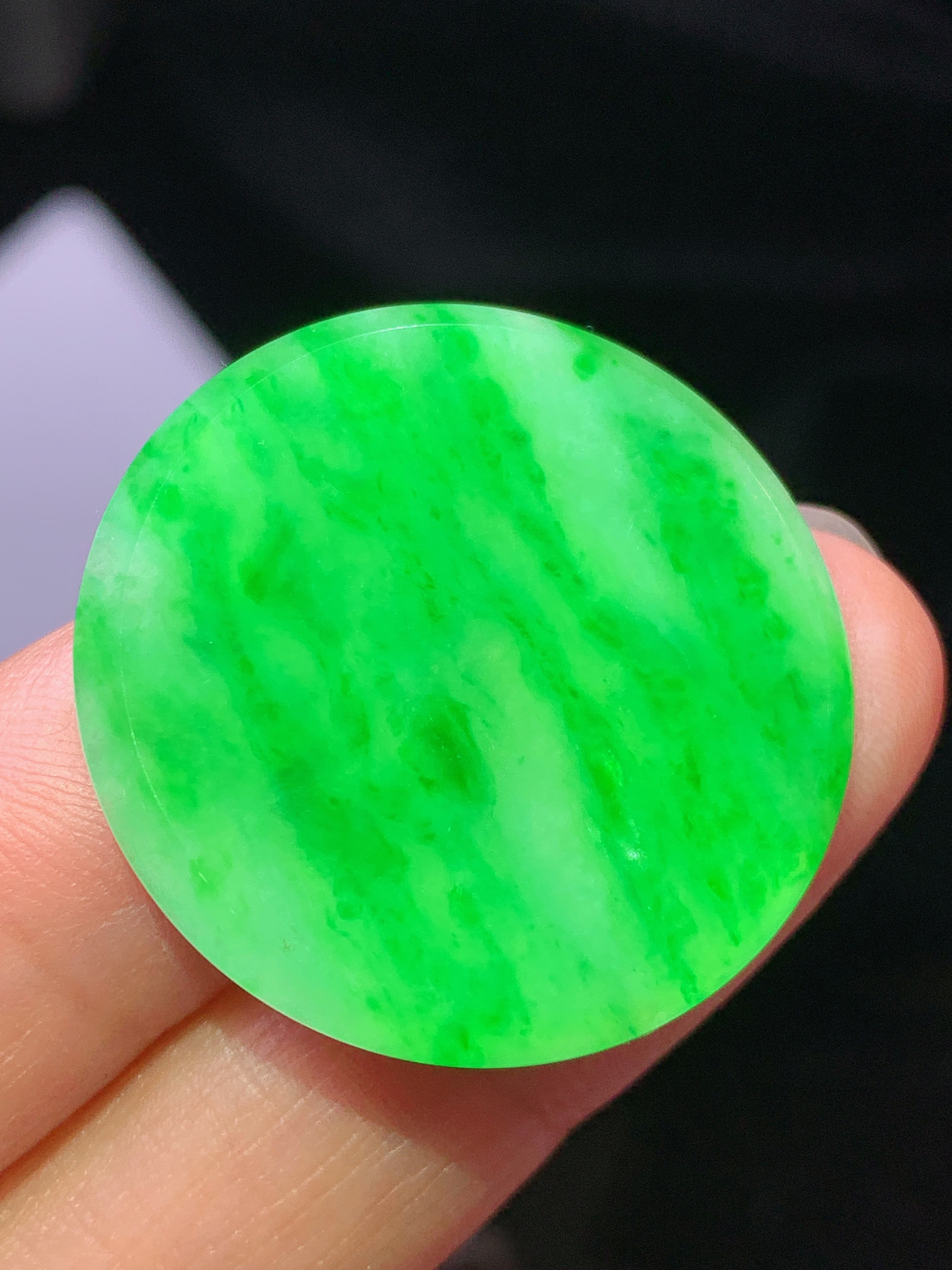 镶嵌款 阳绿圆牌吊坠 玉质细腻 色泽艳丽清新 水润亮眼 整体尺寸28*2.2m2