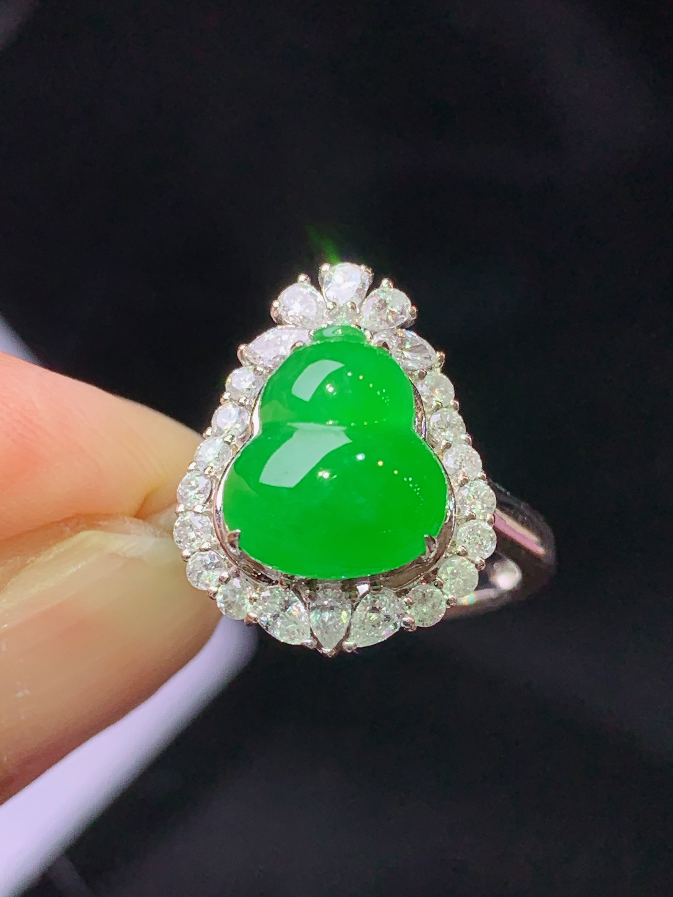 18k金钻镶嵌冰阳绿葫芦戒指 玉质细腻 色泽艳丽清新 水润亮眼 圈口13.5 整体尺寸17*13.5*9h1