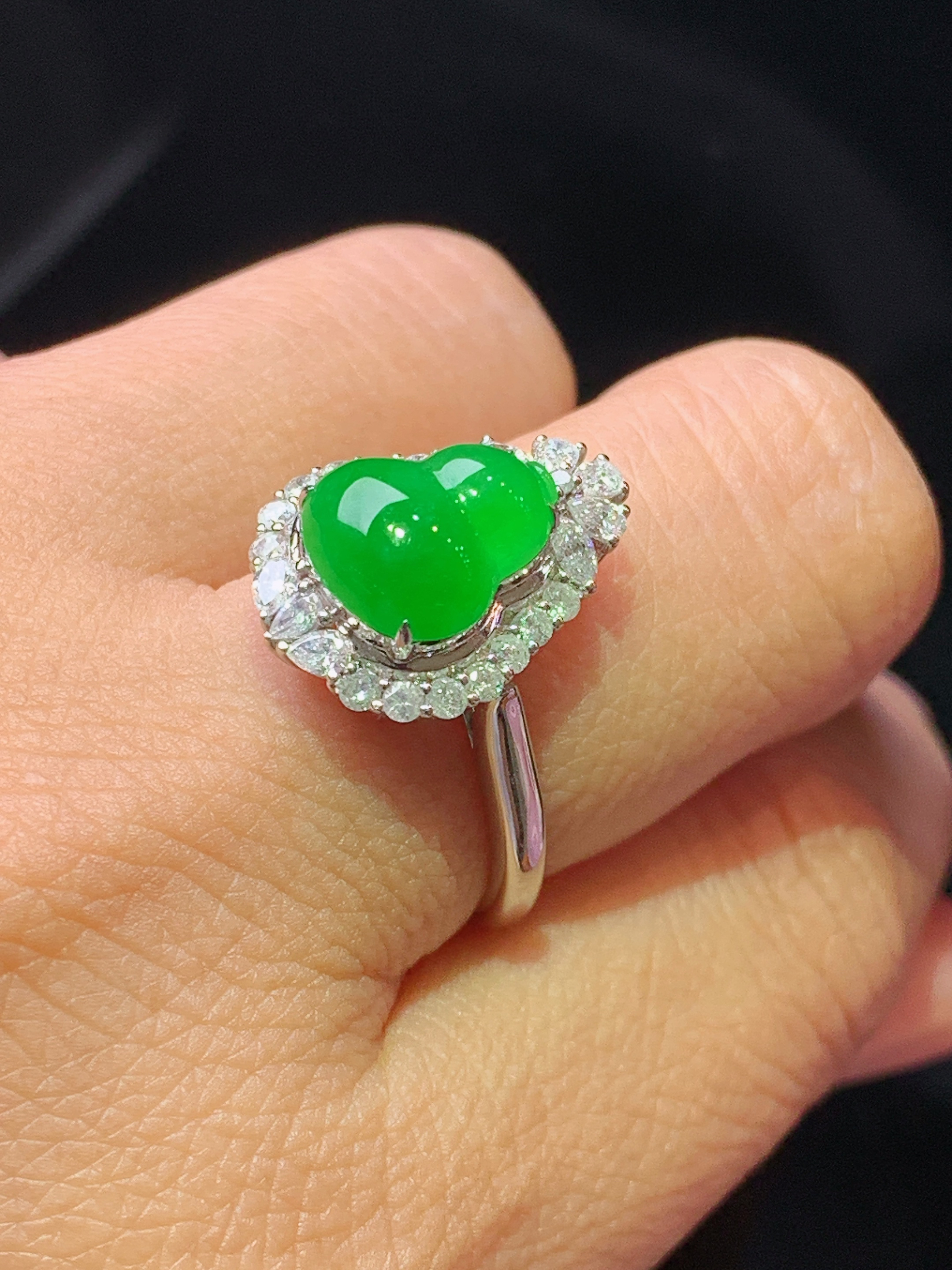 18k金钻镶嵌冰阳绿葫芦戒指 玉质细腻 色泽艳丽清新 水润亮眼 圈口13.5 整体尺寸17*13.5*9h1