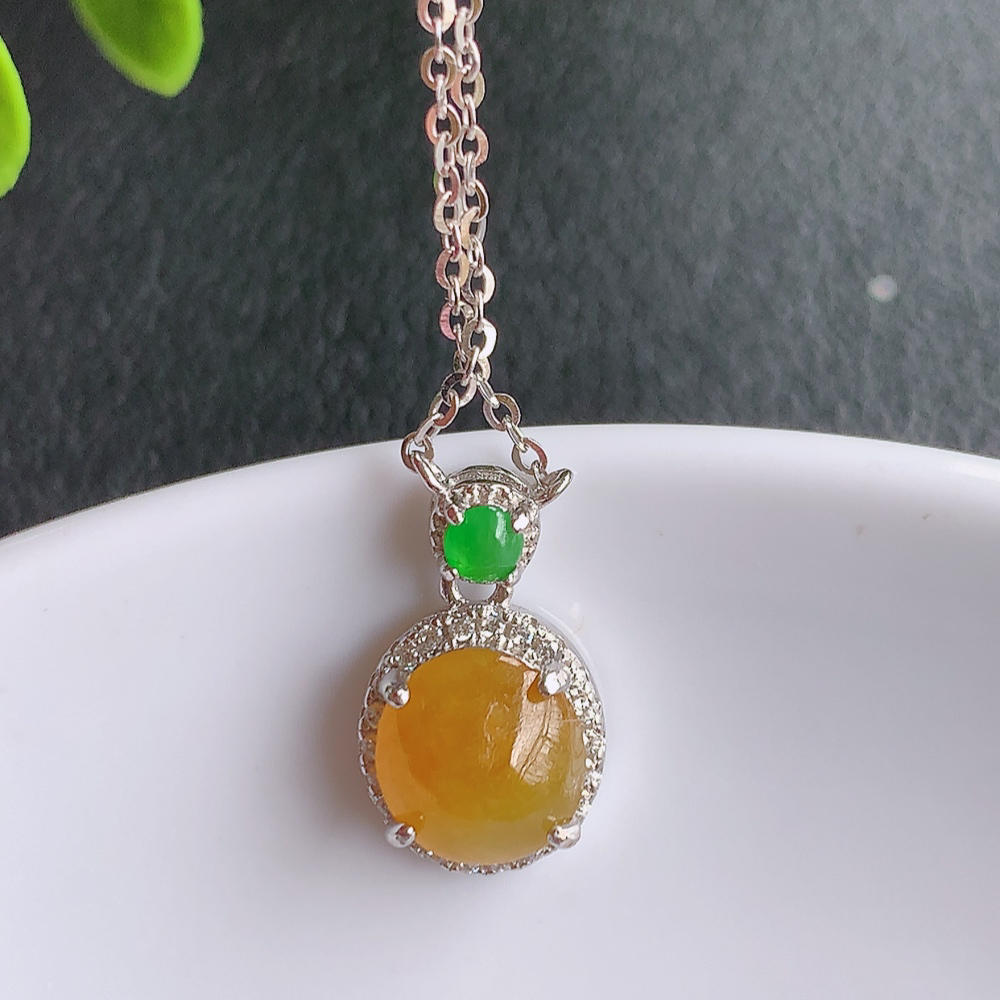 冰润黄翡蛋面翡翠吊坠，925银饰镶嵌  质地细腻，清秀高雅，饱满圆润  款式大方经典，颜色鲜艳，沁人心脾，高质量精品   W502.27  整体尺寸：15-9.3-5.6mm   裸石尺寸：8-7.5mm