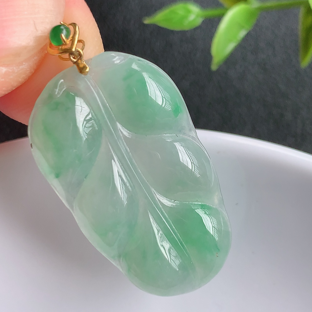 18k金扣冰润飘绿金枝玉叶翡翠吊坠  老种起胶感  飘花灵动  寓意“金枝玉叶，大业有成，一夜成名”  饱满大气，水润通透。W415.27 尺寸：29.8-17.8-3.8mm