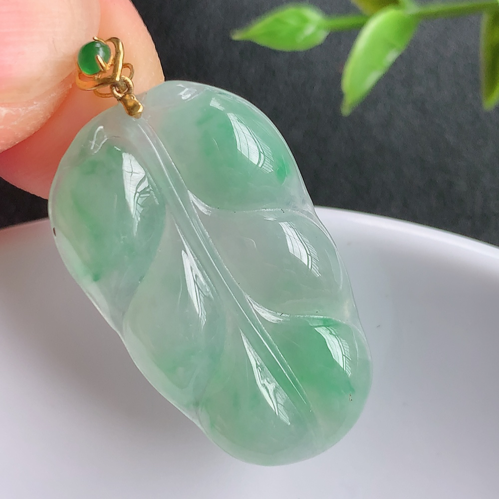18k金扣冰润飘绿金枝玉叶翡翠吊坠  老种起胶感  飘花灵动  寓意“金枝玉叶，大业有成，一夜成名”