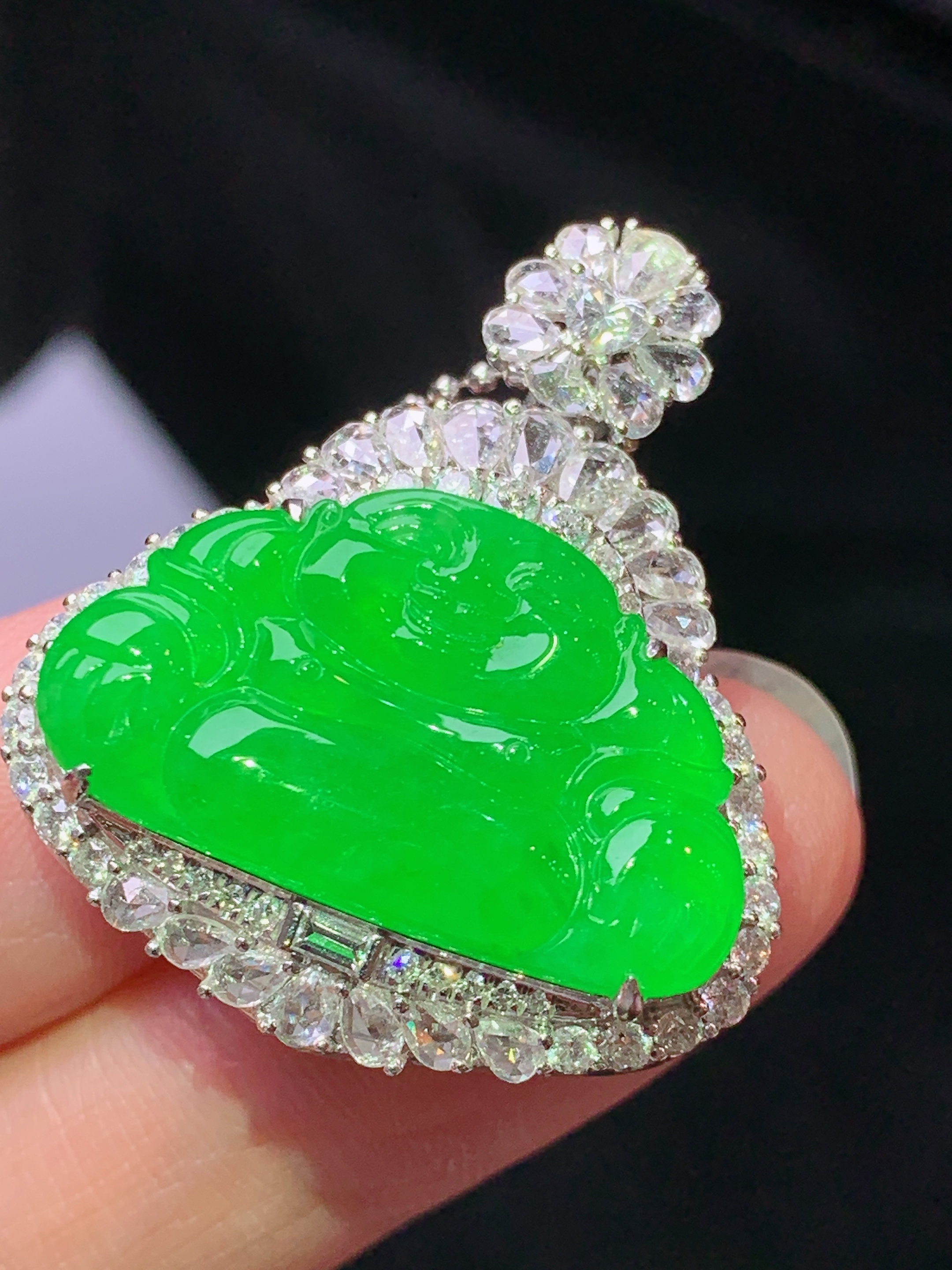 18k金钻镶嵌冰阳绿佛公吊坠 玉质细腻 色泽艳丽清新 水润亮眼 整体尺寸31.5*27*11.8t2