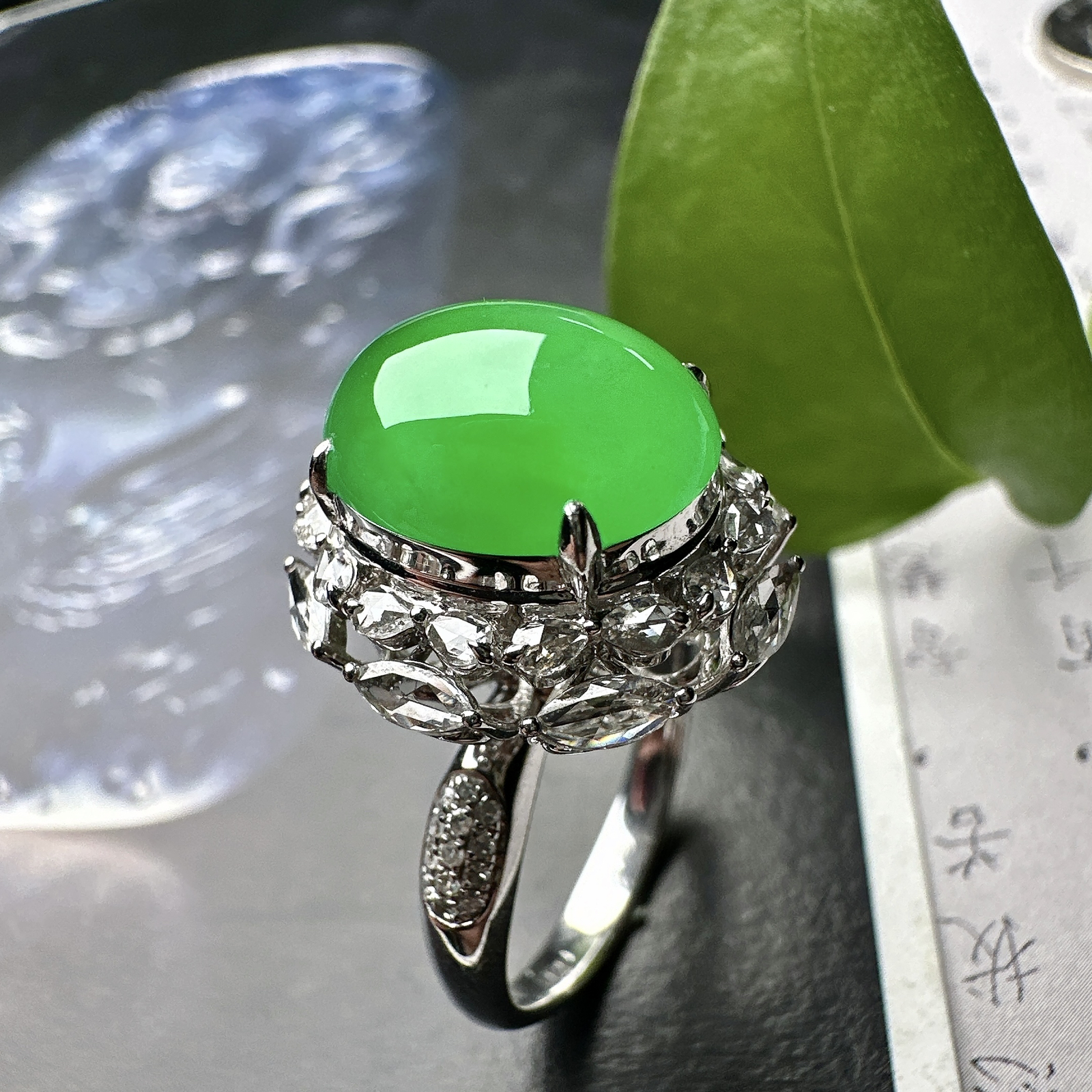 【冰种满绿蛋面戒指】阳绿色泽，质地均匀细腻，冰润起光，胶感强烈，颜色娇艳，18K金钻精美镶嵌，裸石尺寸12.8*10.4*6毫米