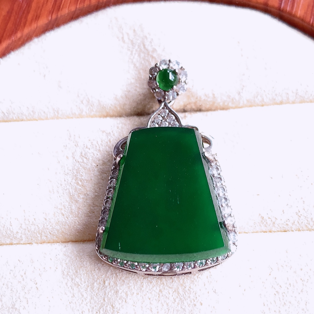冰润飘绿无事牌翡翠吊坠，平平安安，万事如意，沁人心脾，清秀高雅，925银饰镶嵌 W502.27  整体尺寸：30-18.6-6mm   裸石尺寸：18-16.3mm