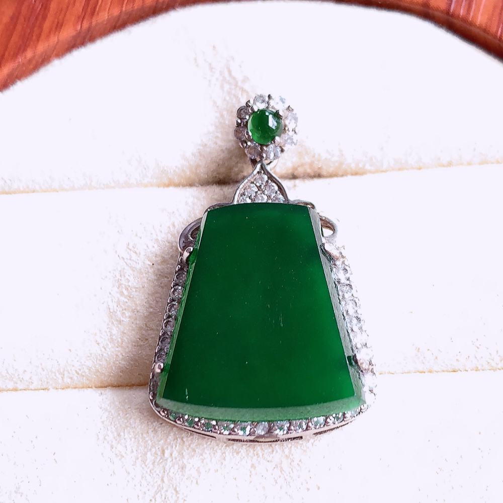 冰润飘绿无事牌翡翠吊坠，平平安安，万事如意，沁人心脾，清秀高雅，925银饰镶嵌 W502.27  整