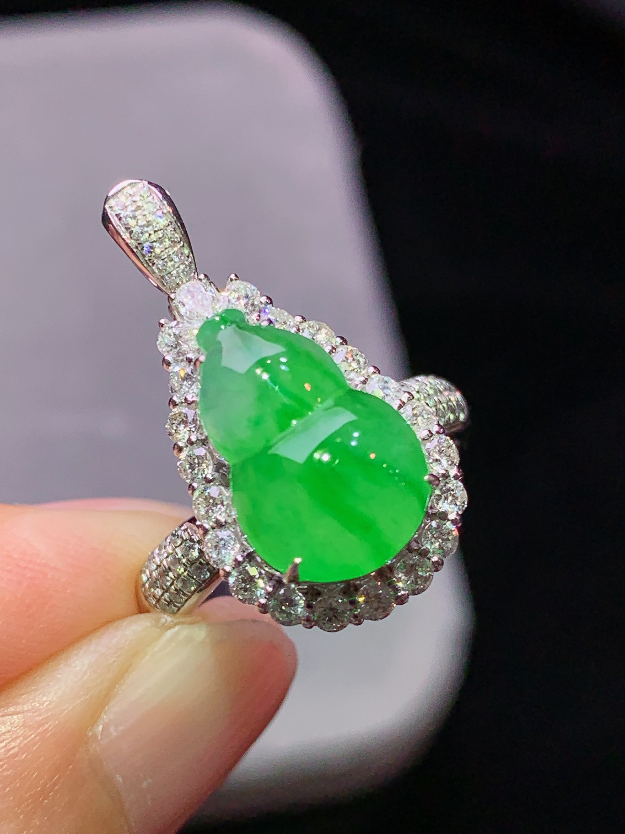 18k金钻镶嵌冰飘阳绿葫芦戒指吊坠两用款 玉质细腻 色泽艳丽清新 水润亮眼 圈口14 整体尺寸23.8*12.5*11m5