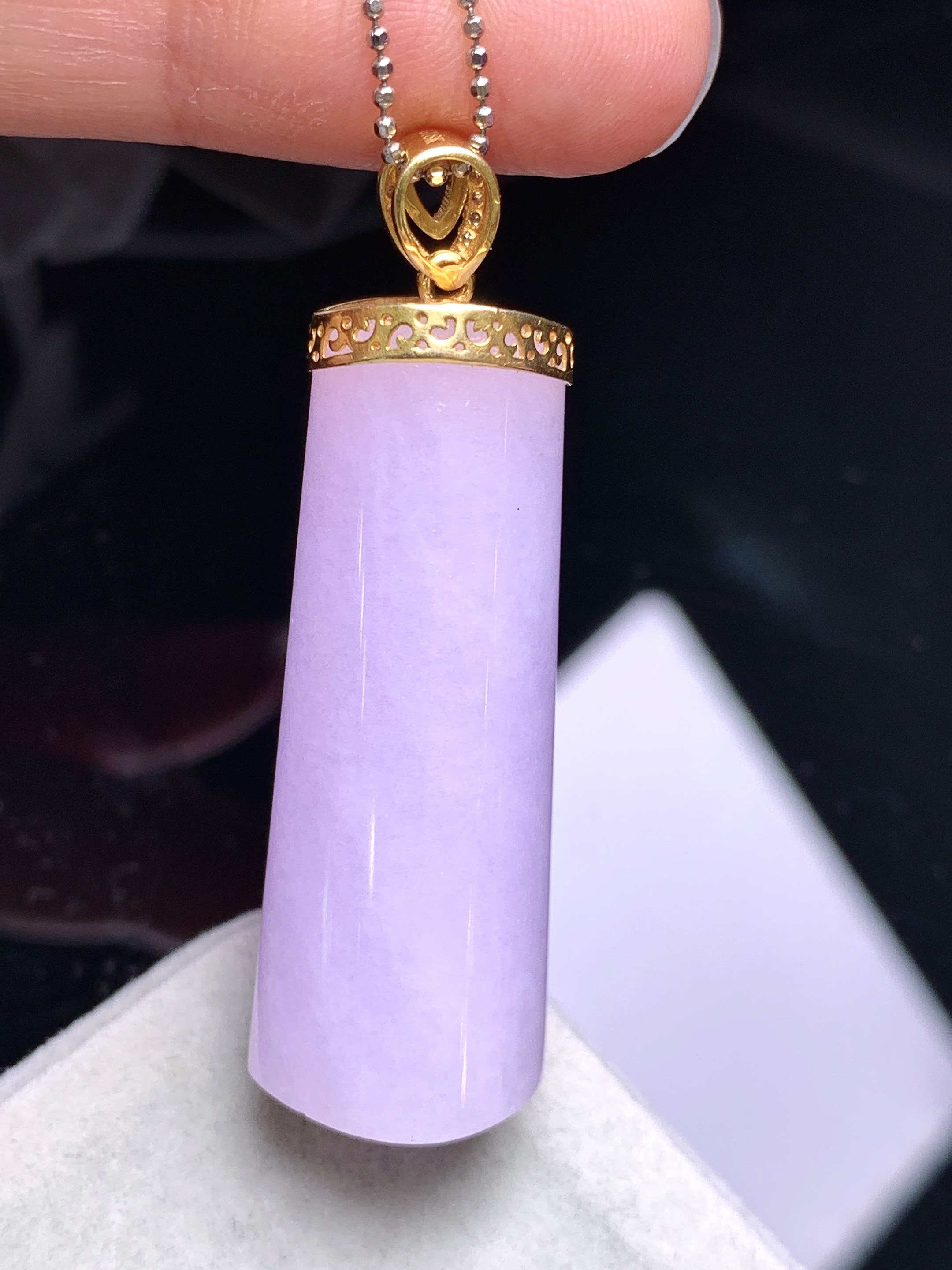 18k金钻镶嵌紫罗兰玉柱吊坠 玉质细腻 色泽艳丽清新 水润亮眼 整体尺寸44.6*14*11.5L4
