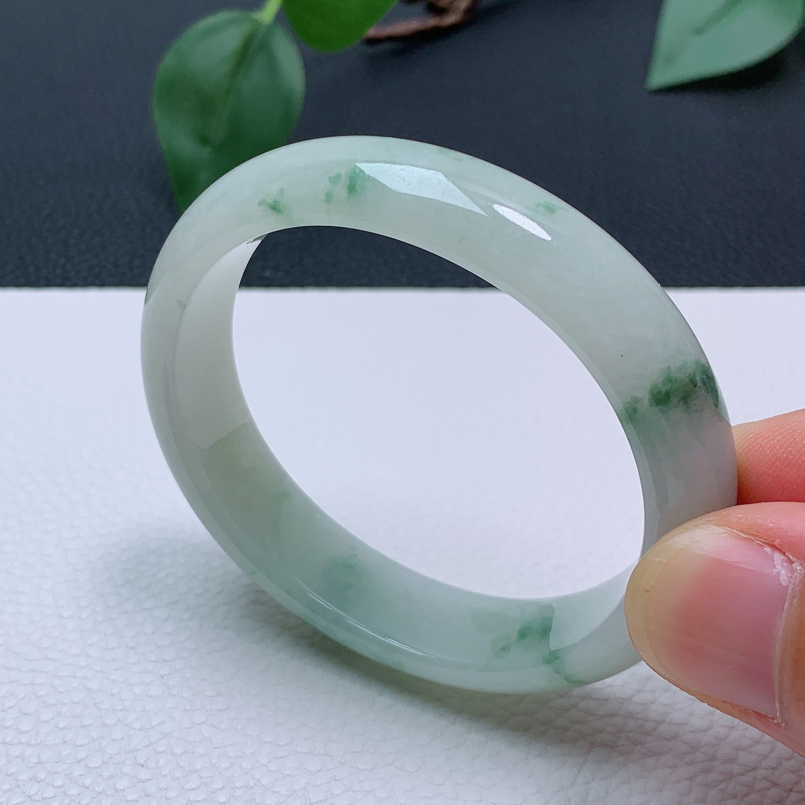 天然翡翠 小圈口50-51老坑飘花贵妃手镯 玉质细腻 种水好 尺寸:51-46-12.5-6.8mm