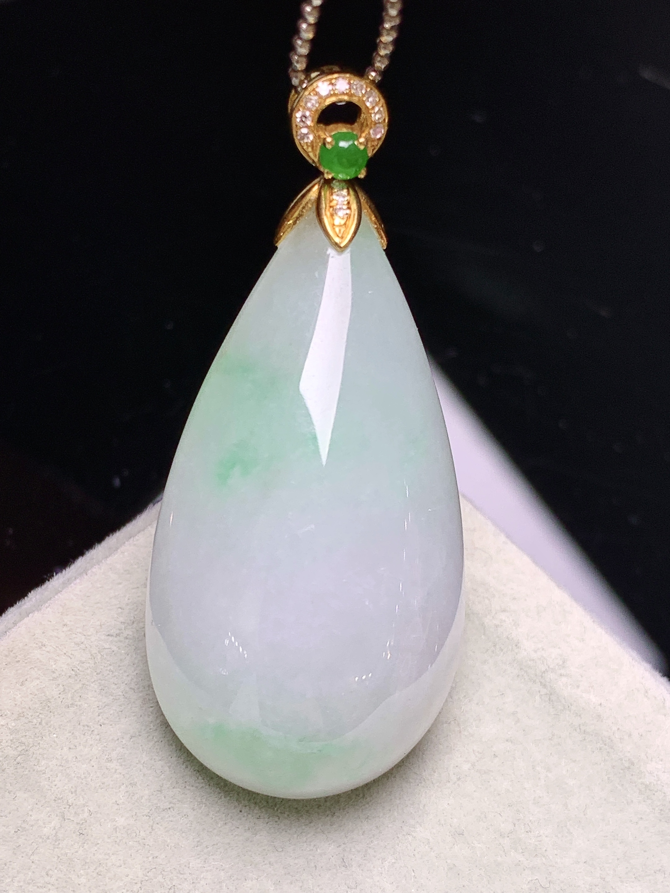 18k金钻镶嵌飘绿水滴吊坠 玉质细腻 色泽艳丽清新 水润亮眼 整体尺寸40.5*18*10.5L4
