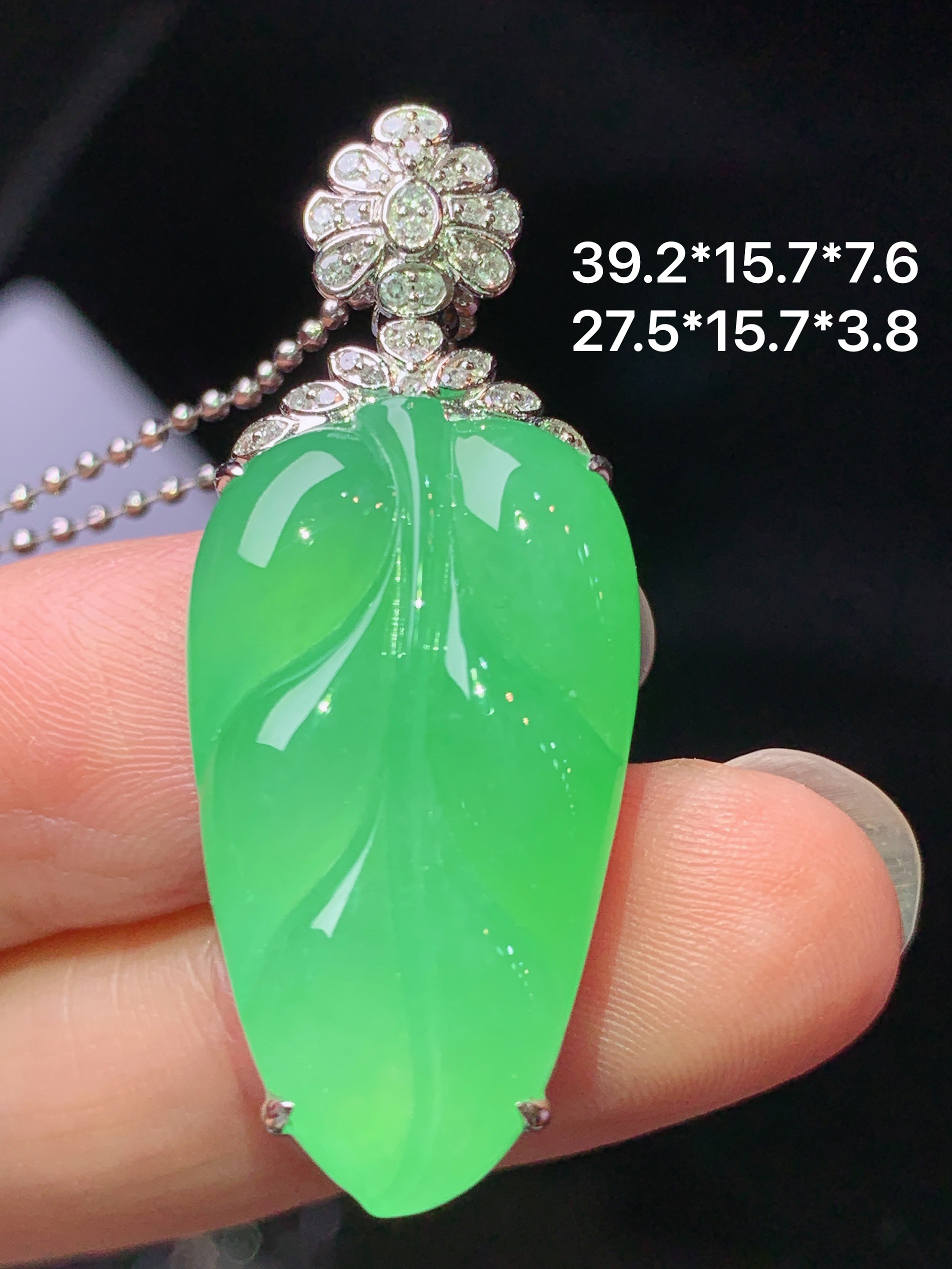 18k金钻镶嵌阳绿树叶吊坠 玉质细腻 色泽艳丽清新 水润亮眼 整体尺寸39.2*15.7*7.6h1