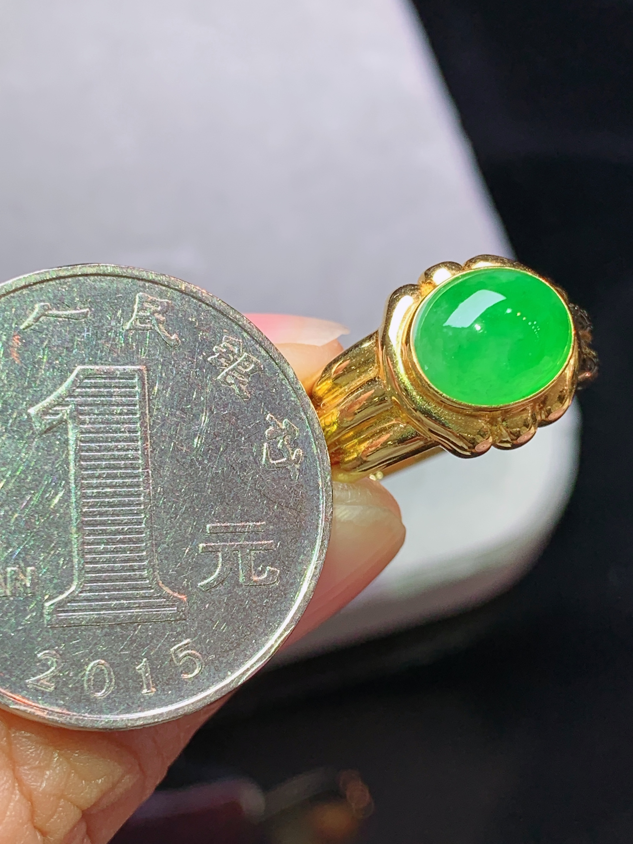 18k金镶嵌冰阳绿蛋面戒指 玉质细腻 色泽艳丽清新 水润亮眼 圈口15 裸石尺寸9.8*7.8*4.8m5