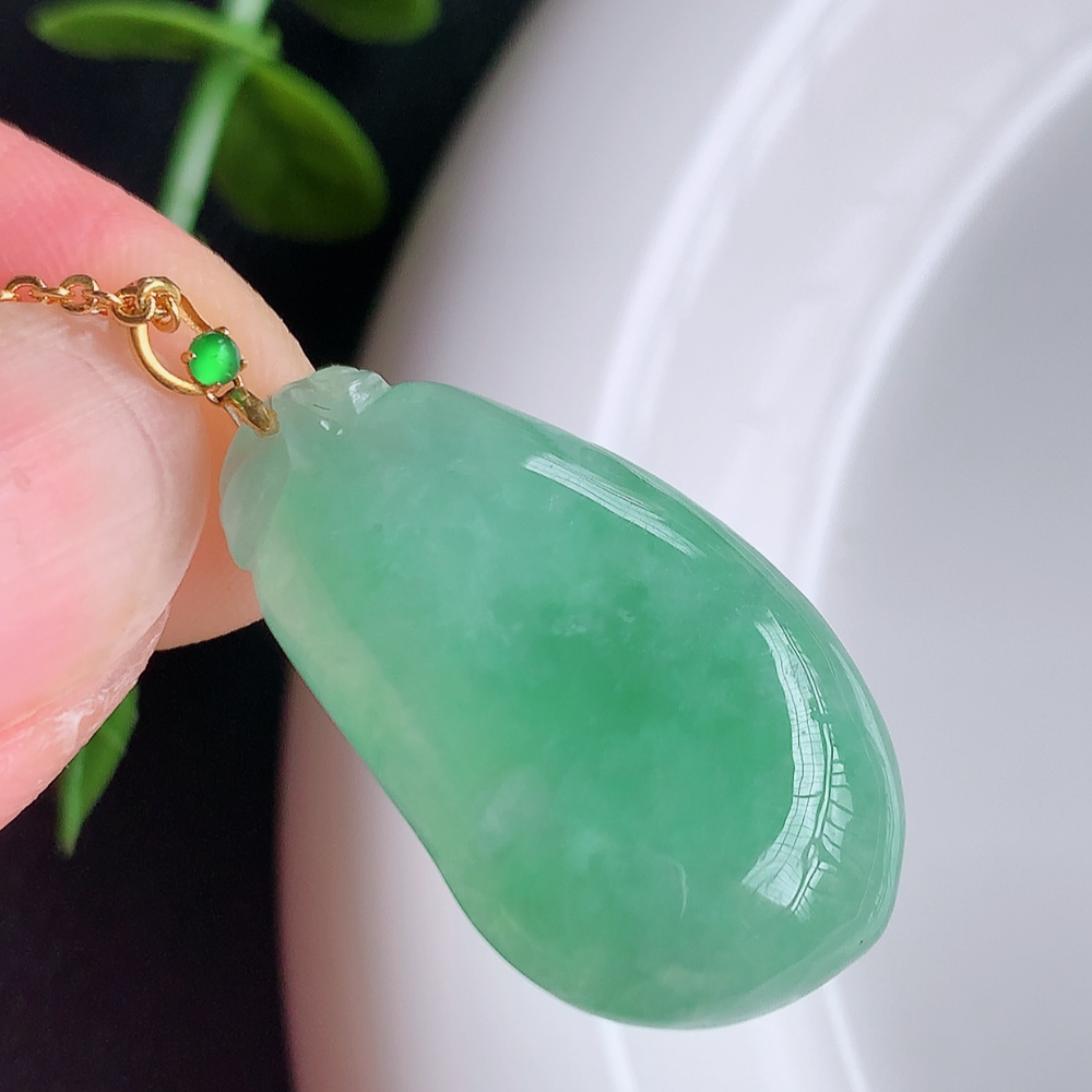 18k金扣冰润满绿福瓜翡翠吊坠，呱呱来财，福气满满的美好寓意，清新自然  沁人心脾，造型独特，清秀高雅  W415.27  尺寸：27-15.5-5.3mm