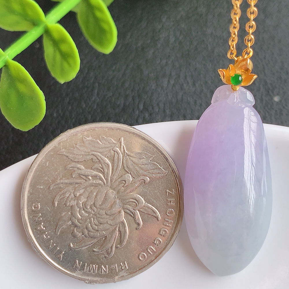 18k金扣冰润紫罗兰福瓜翡翠吊坠，呱呱来财，福气满满的美好寓意，清新自然  沁人心脾，造型独特，清秀高雅  W415.27  尺寸：28.8-13-7.2mm