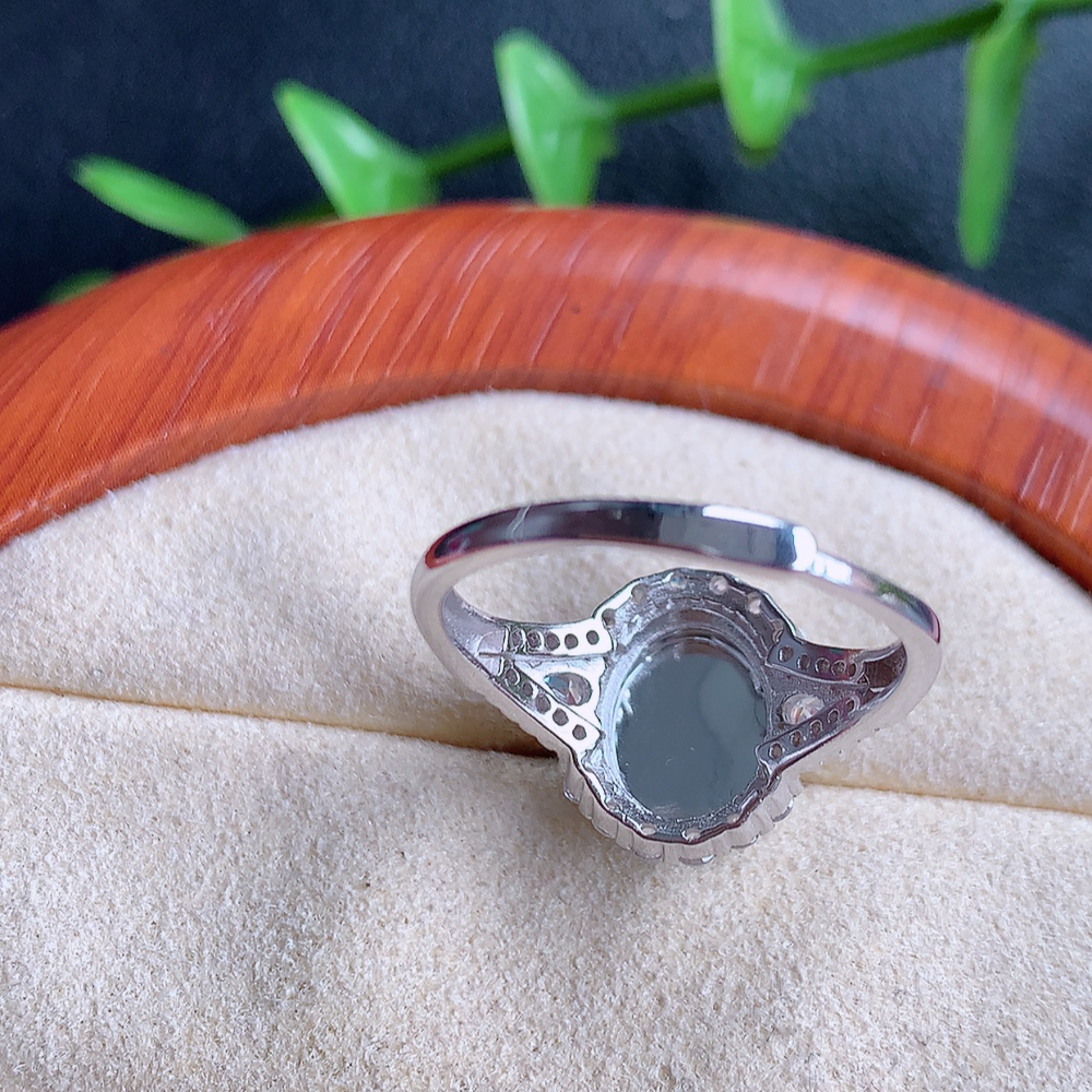 冰润满绿精美翡翠蛋面戒指  玉质细腻  冰清玉润  飘花灵动  颜色漂亮  W502.27  内径尺寸：17.5-13-6.3mm  裸石尺寸：10-8mm