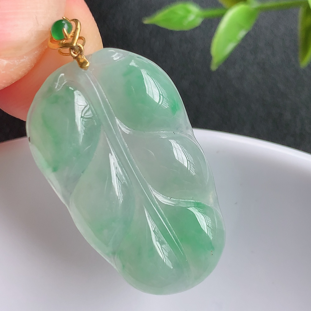 18k金扣冰润飘绿金枝玉叶翡翠吊坠  老种起胶感  飘花灵动  寓意“金枝玉叶，大业有成，一夜成名”  饱满大气，水润通透。W415.27 尺寸：29.8-17.8-3.8mm