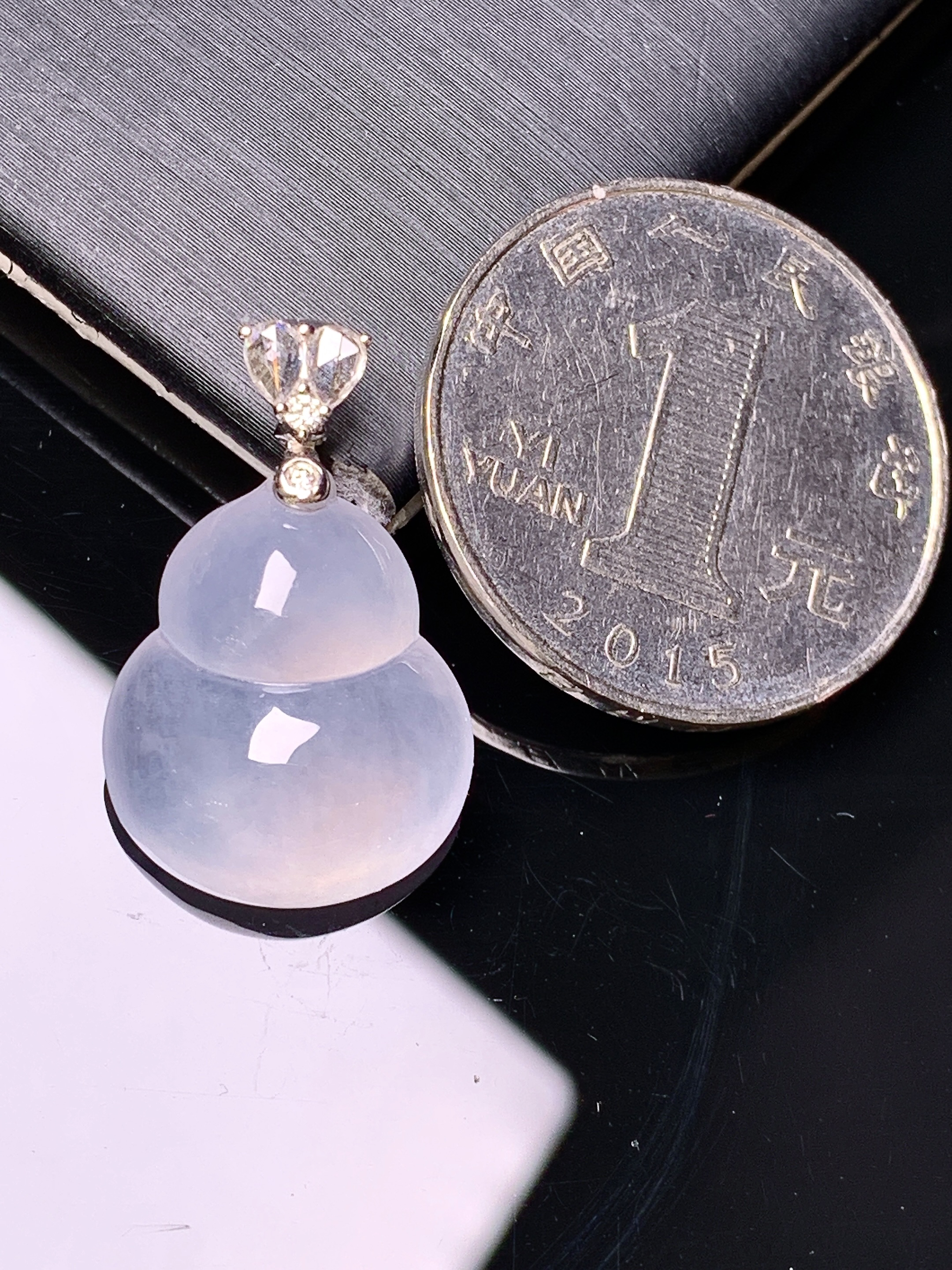 18k金钻镶嵌冰种葫芦吊坠 玉质细腻 色泽艳丽清新 水润亮眼 整体尺寸24.5*15.5*6.6g2