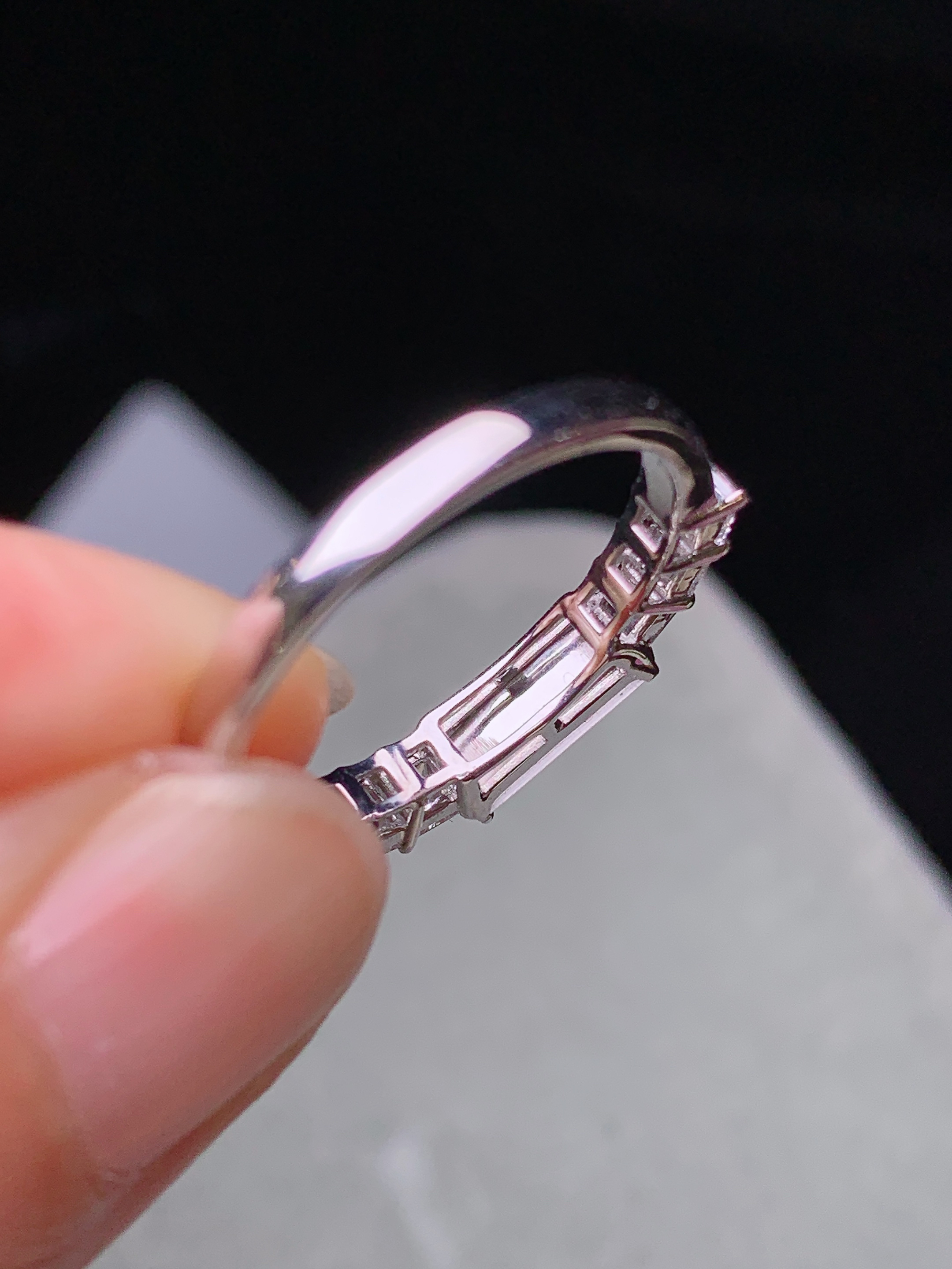 18k金钻镶嵌冰种玉柱戒指 玉质细腻 色泽艳丽清新 水润亮眼 圈口14 整体尺寸3.3*8*2m5