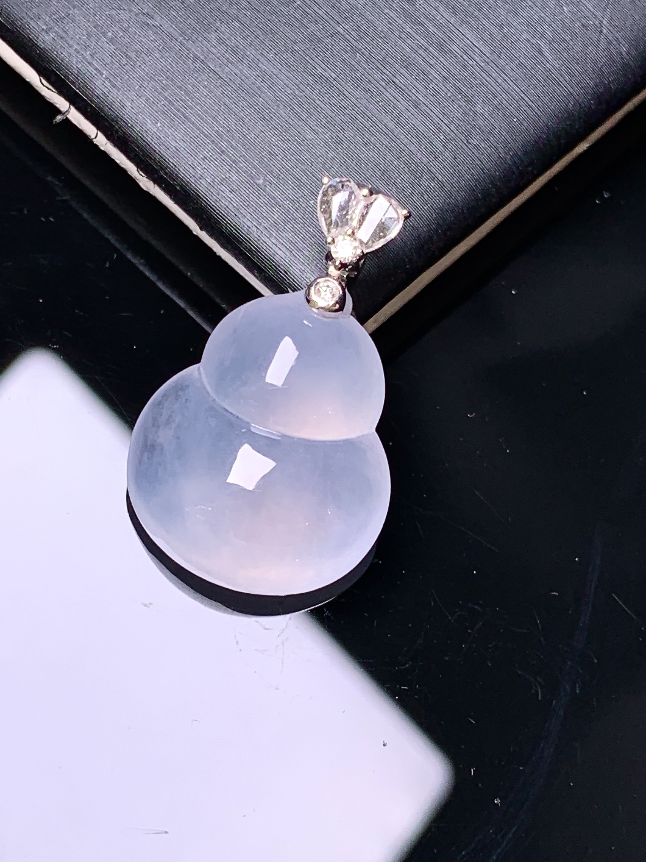 18k金钻镶嵌冰种葫芦吊坠 玉质细腻 色泽艳丽清新 水润亮眼 整体尺寸24.5*15.5*6.6g2