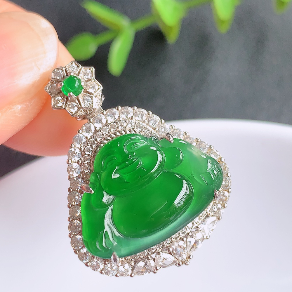 冰润满绿佛公挂件 925银饰镶嵌 玉质细腻  精雕弥勒佛，笑佛福耳垂肩，面相喜庆，开怀大笑，憨态可掬。惟妙惟肖，寓意福禄双全，吉祥美满，笑口常开 W502.27  整体尺寸：31.3-22.5-9.5mm   裸石尺寸：14-19.6mm