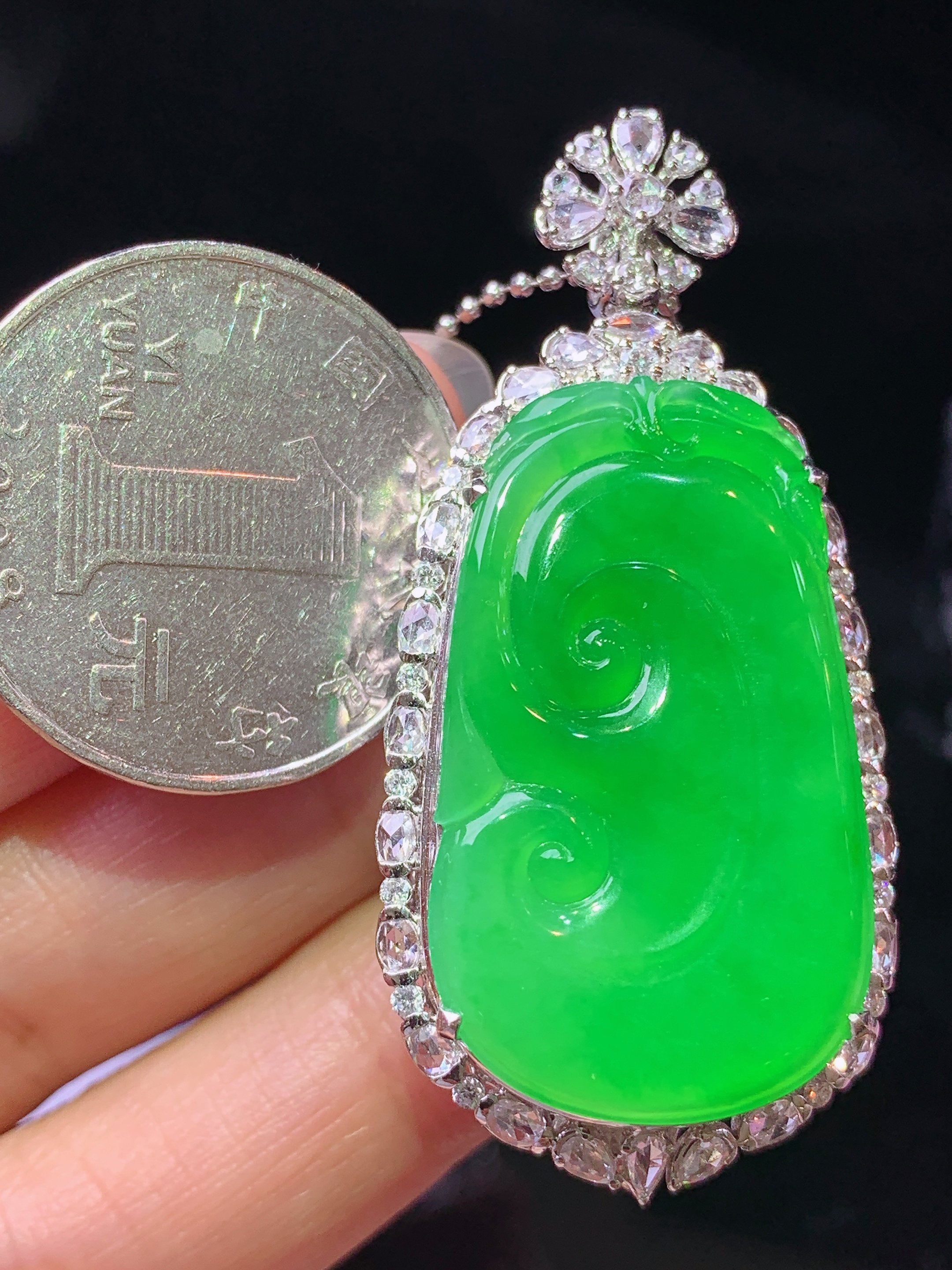 18k金钻镶嵌冰阳绿如意吊坠 玉质细腻 色泽艳丽清新 水润亮眼 整体尺寸48.8*23*11.2h2