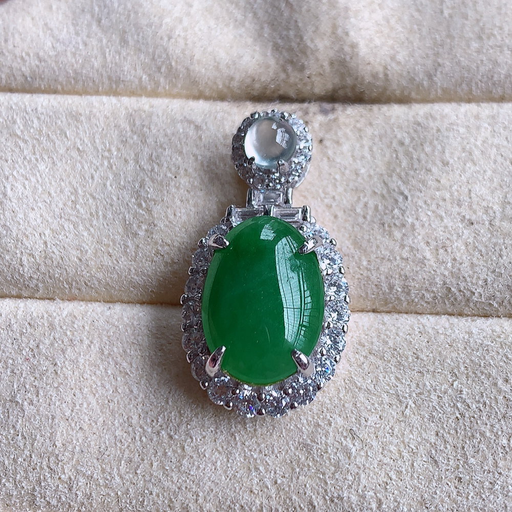 冰润飘绿蛋面翡翠吊坠，925银饰镶嵌  质地细腻，清秀高雅，饱满圆润  款式大方经典，颜色鲜艳，沁人心脾，高质量精品   W502.27  整体尺寸：24.6-13-7.5mm   裸石尺寸：12.5-9mm