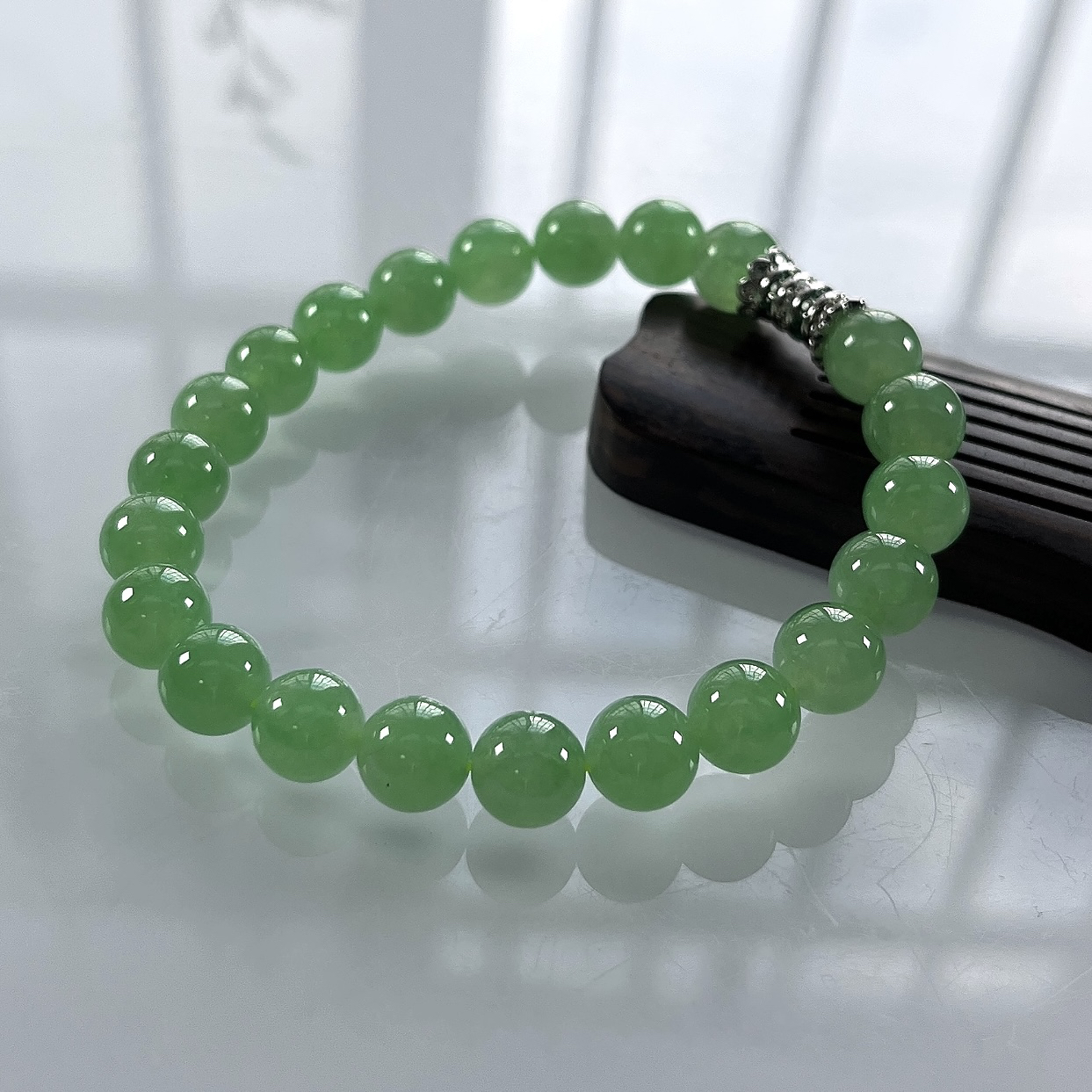 缅甸天然翡翠A货，卡8冰种起胶满绿晴阳绿圆珠手串手链，尺寸：8mm/22颗，长度185mm，重量：21.00g