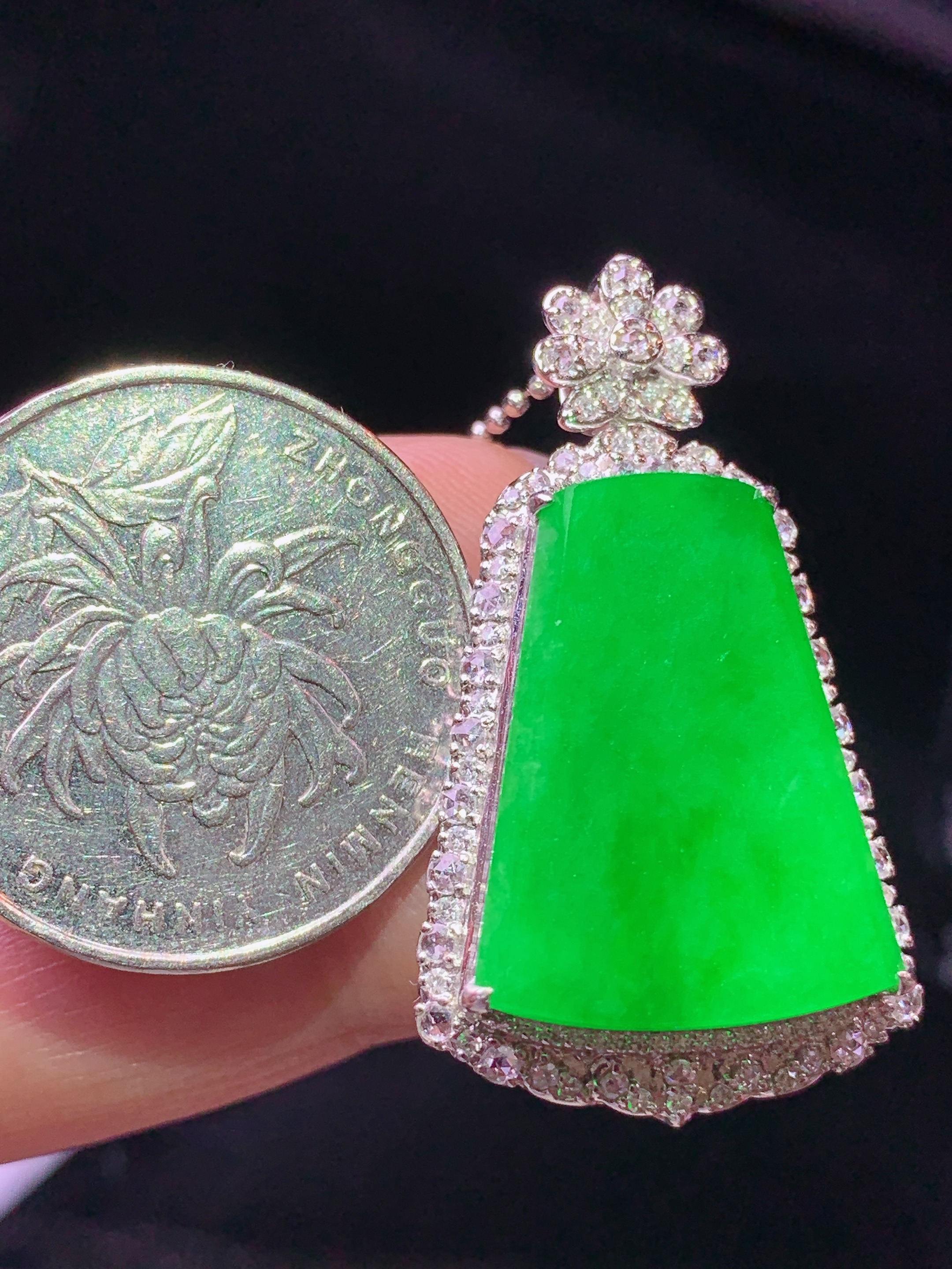 18k金钻镶嵌阳绿无事牌吊坠 玉质细腻 色泽艳丽清新 水润亮眼 整体尺寸36*20.5*9.5h2