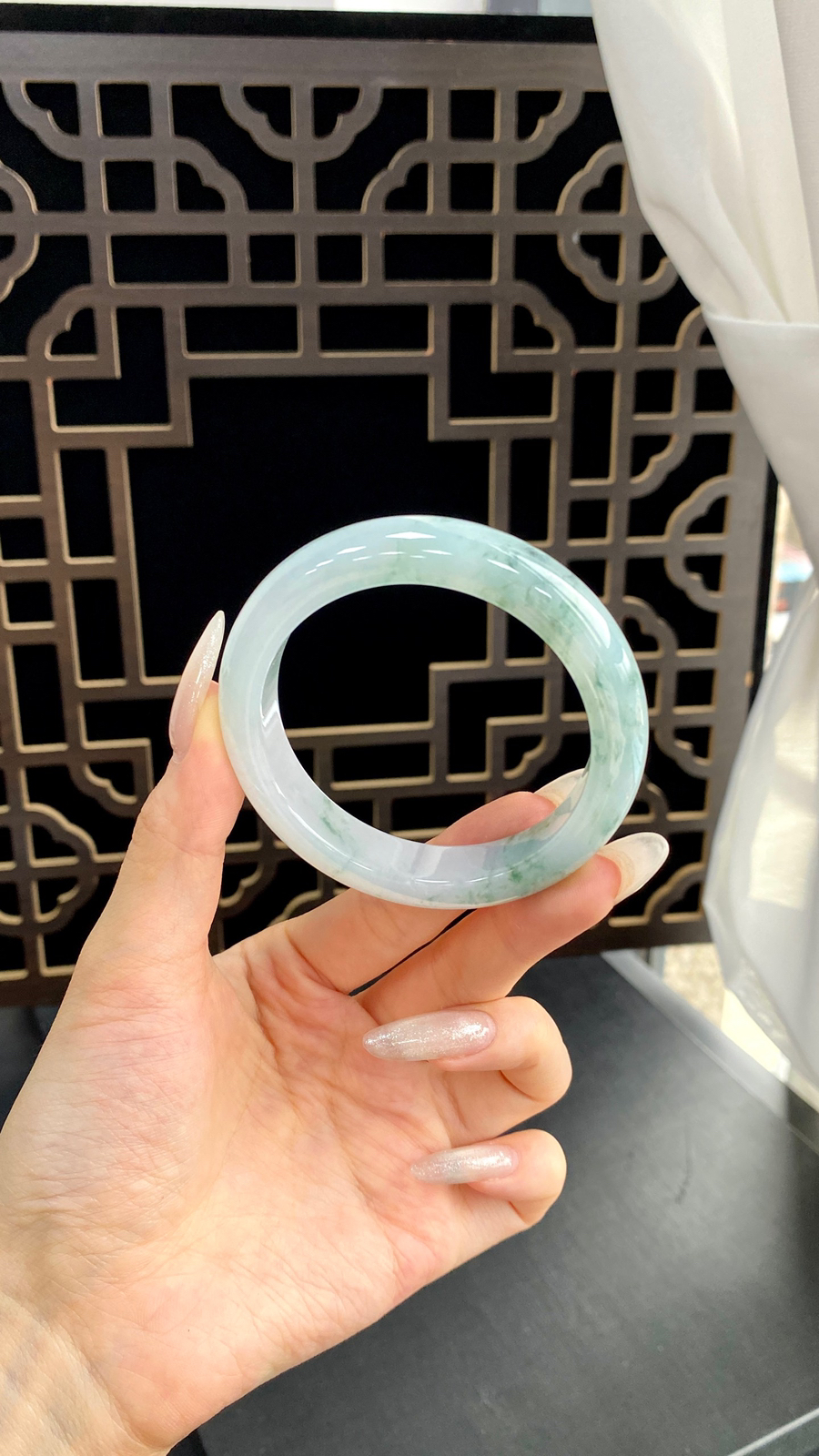 【飘花手镯】
尺寸：53-11.9-8.7
自然光无滤镜，原图直出