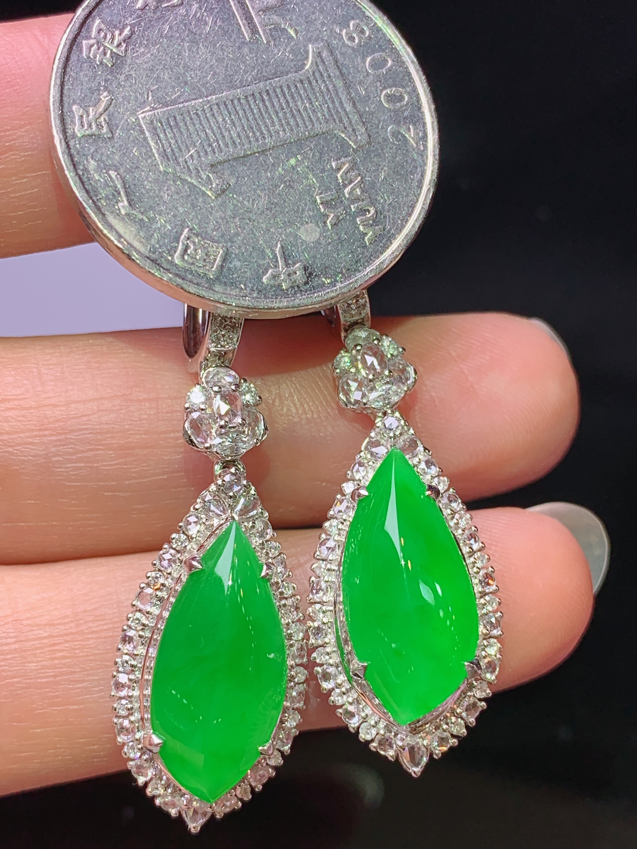 18k金钻镶嵌冰阳绿随形耳坠 玉质细腻 色泽艳丽清新 水润亮眼 整体尺寸41*12*9.3h2