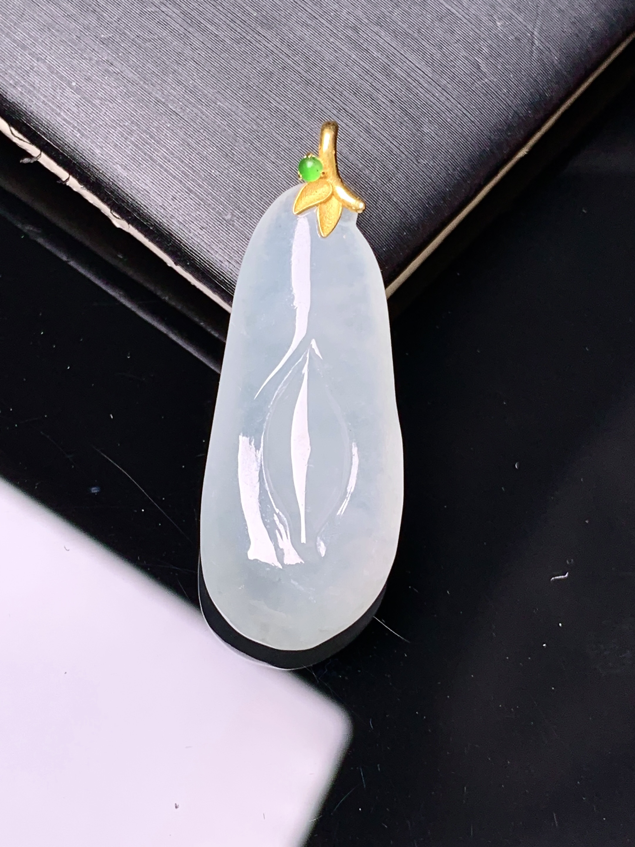 18k金镶嵌冰种花蕾吊坠 玉质细腻 色泽艳丽清新 水润亮眼 整体尺寸32.2*12.2*6.5c1