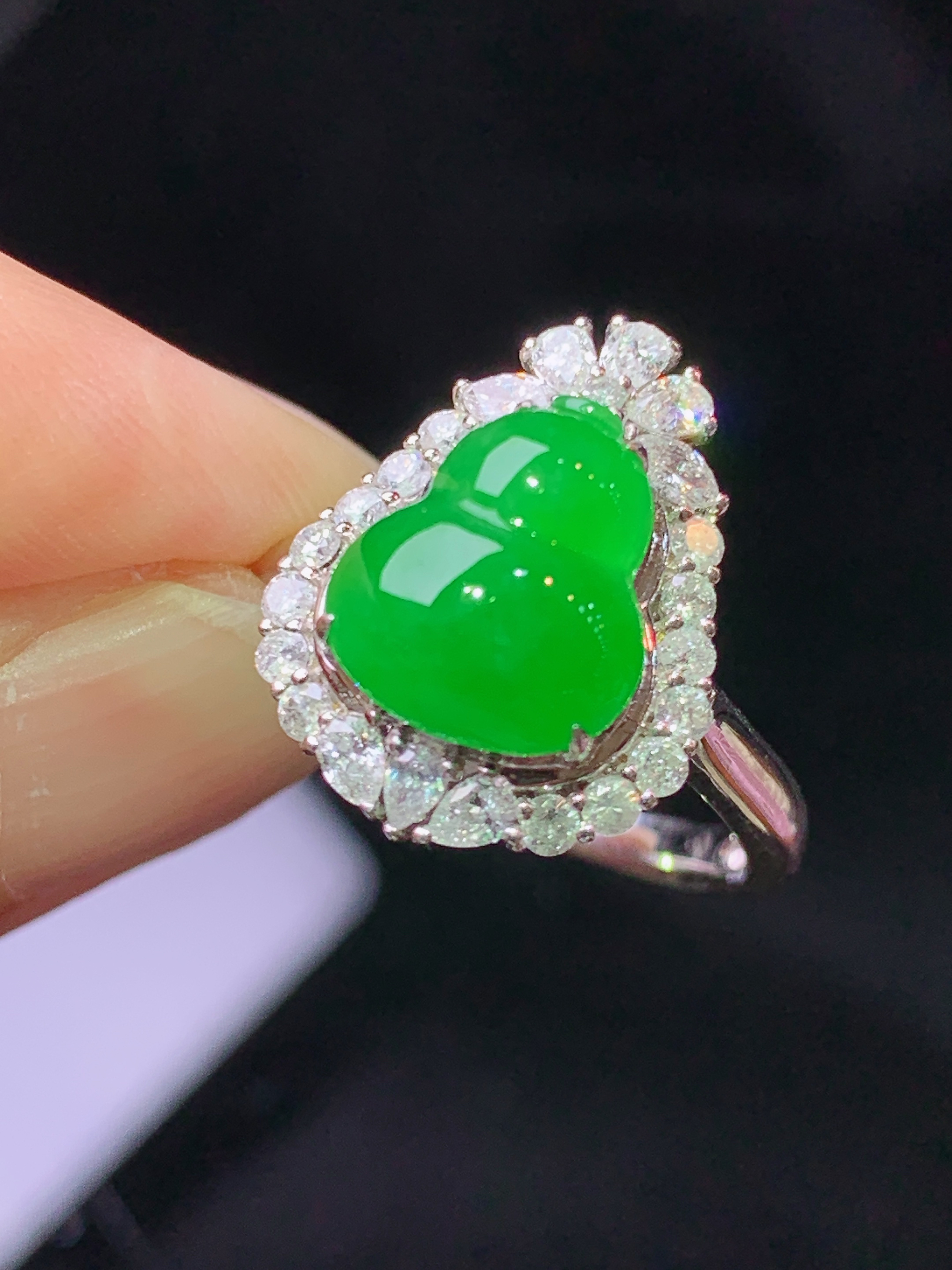 18k金钻镶嵌冰阳绿葫芦戒指 玉质细腻 色泽艳丽清新 水润亮眼 圈口13.5 整体尺寸17*13.5*9h1