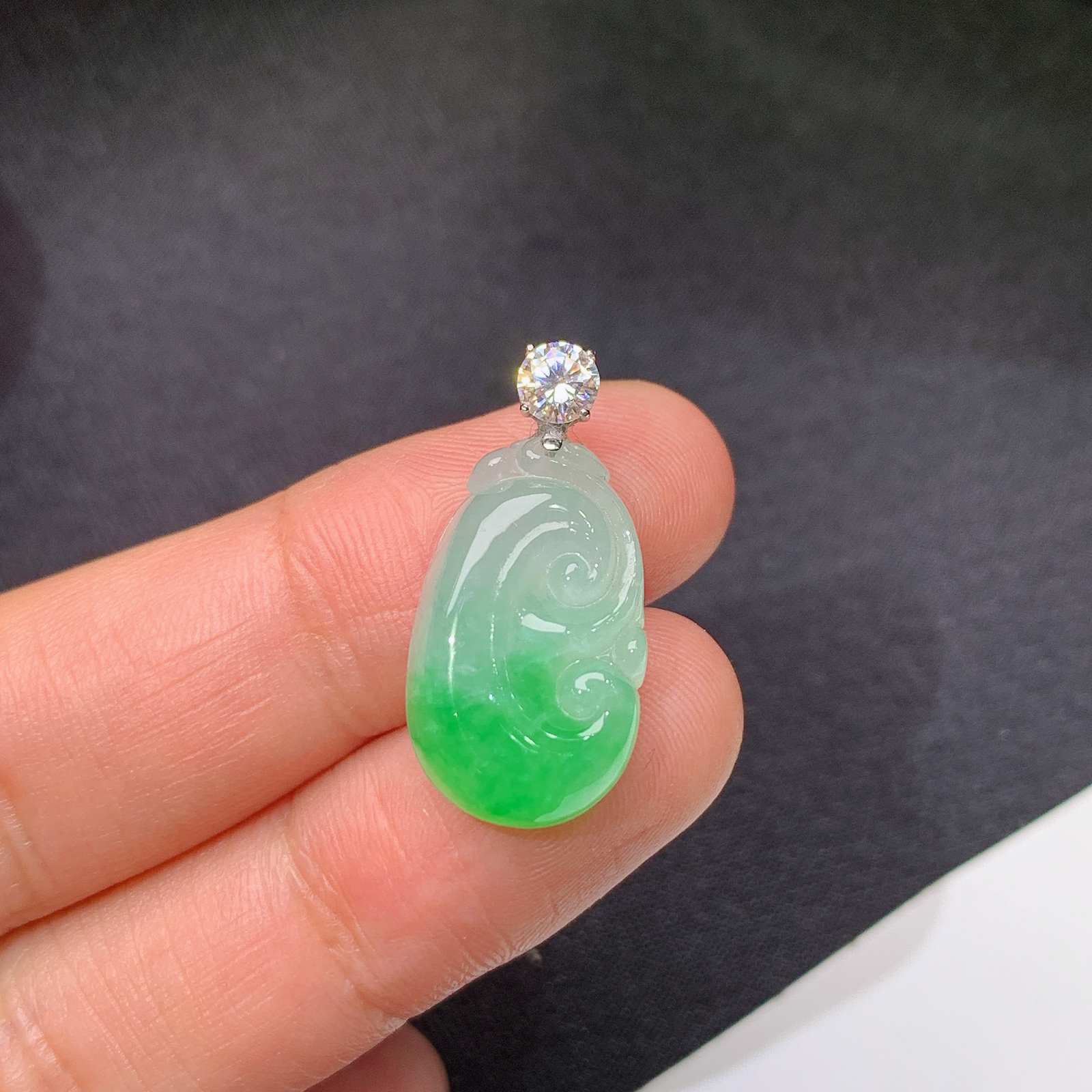 飘绿如意吊坠，18k金扣头，冰润细腻，种水足，Lt 尺寸23.7*11.4*4.9