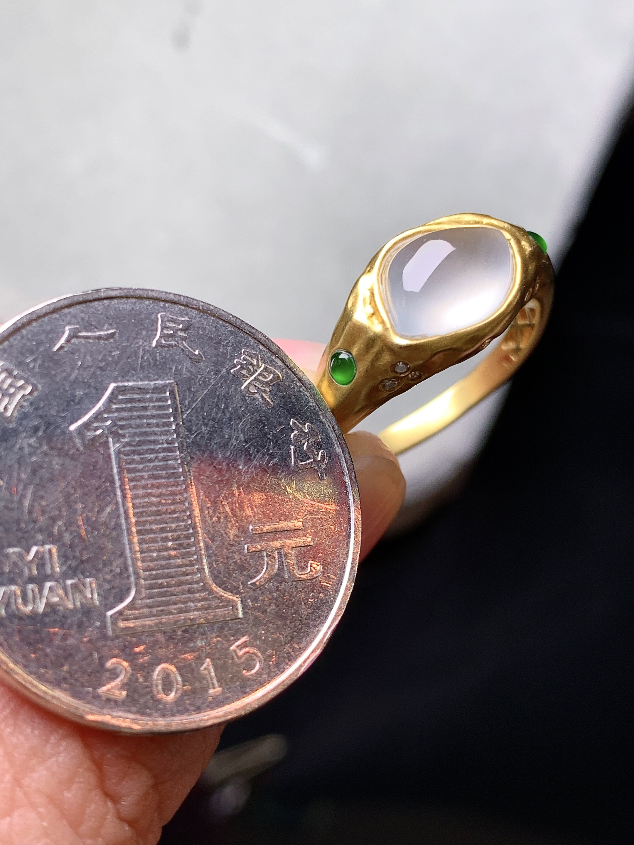 18k金镶嵌冰种蛋面戒指 玉质细腻 色泽艳丽清新 水润亮眼 圈口14 整体尺寸9*6.2*3.5x2