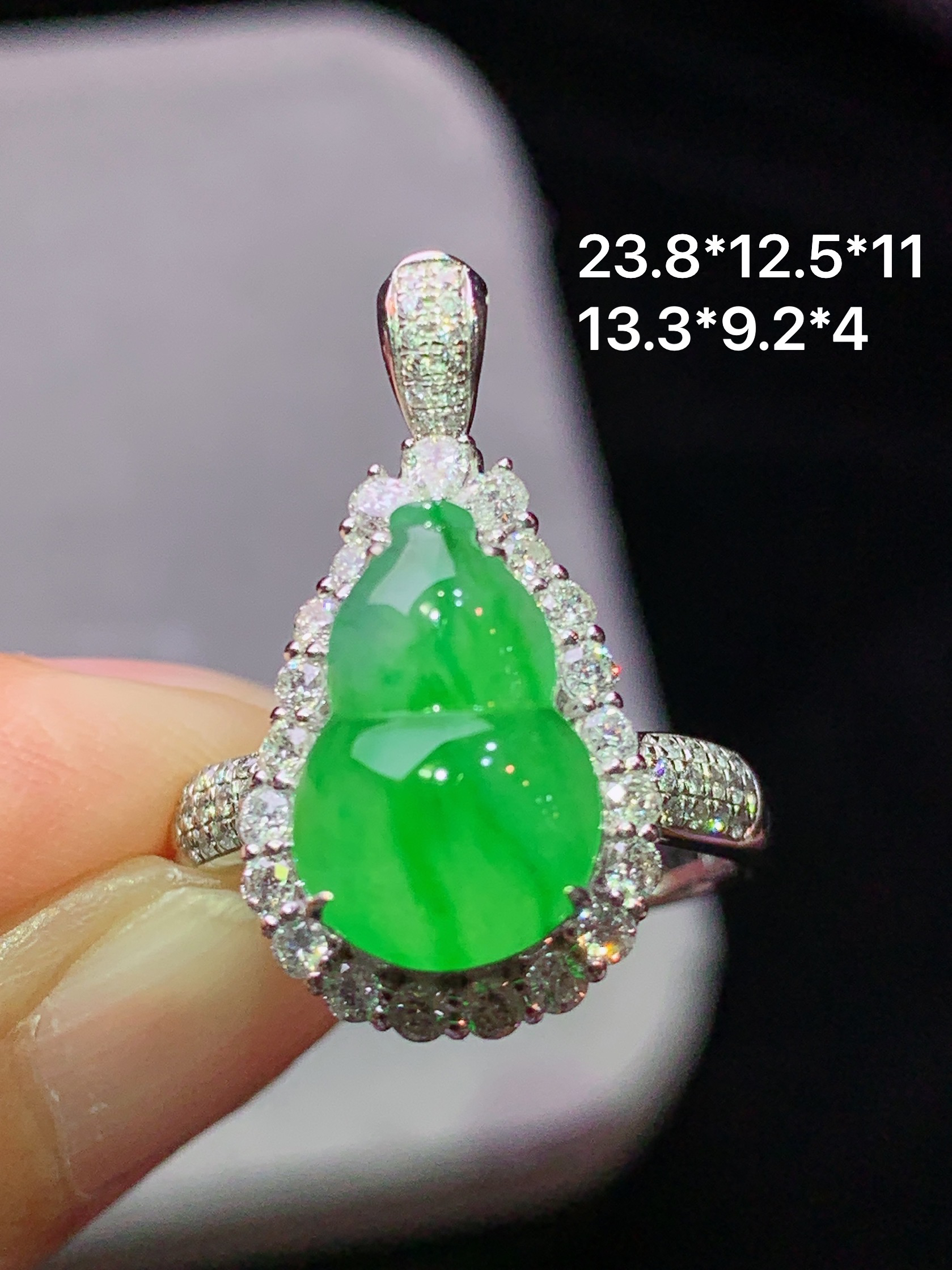 18k金钻镶嵌冰飘阳绿葫芦戒指吊坠两用款 玉质细腻 色泽艳丽清新 水润亮眼 圈口14 整体尺寸23.8*12.5*11m5