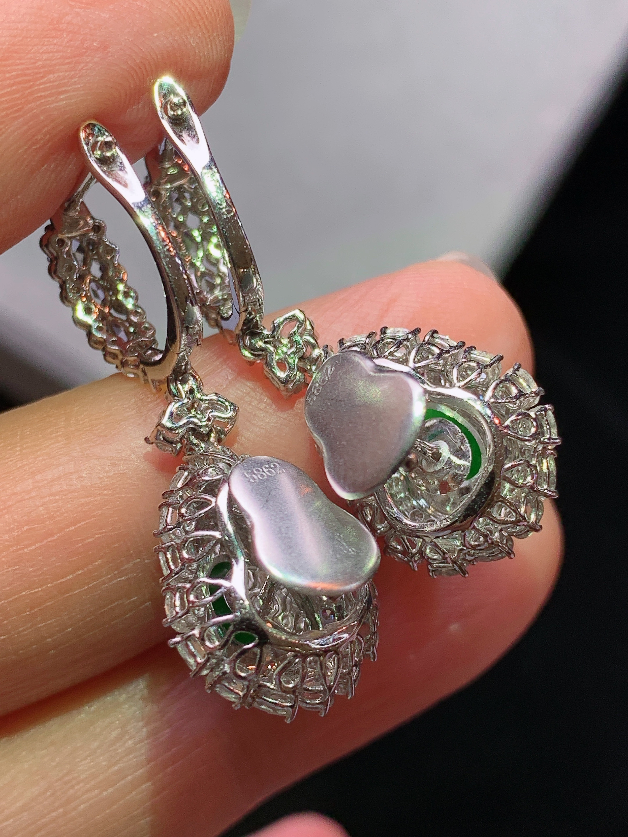 18k金钻镶嵌冰阳绿葫芦耳坠 玉质细腻 色泽艳丽清新 水润亮眼 整体尺寸31.5*12.2*9.2t2