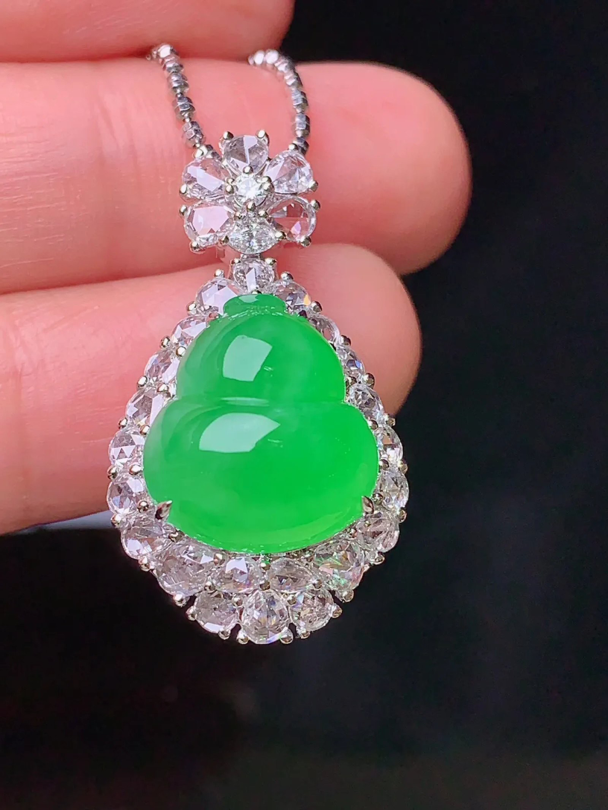 18k金钻镶嵌翠绿葫芦吊坠 玉质细腻 色泽清新艳丽 整体尺寸28*15.8*12.5 B3