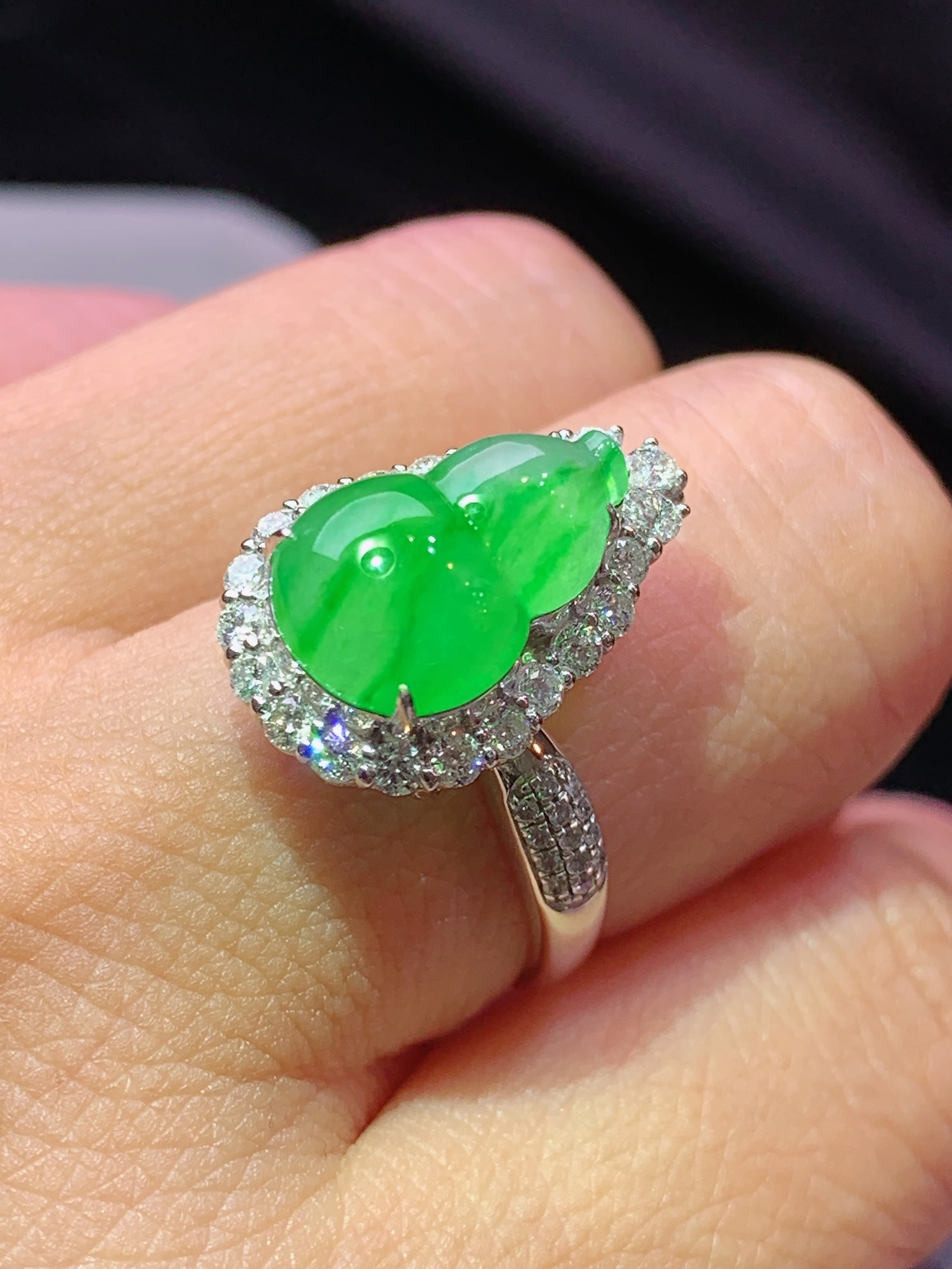 18k金钻镶嵌冰飘阳绿葫芦戒指吊坠两用款 玉质细腻 色泽艳丽清新 水润亮眼 圈口14 整体尺寸23.8*12.5*11m5