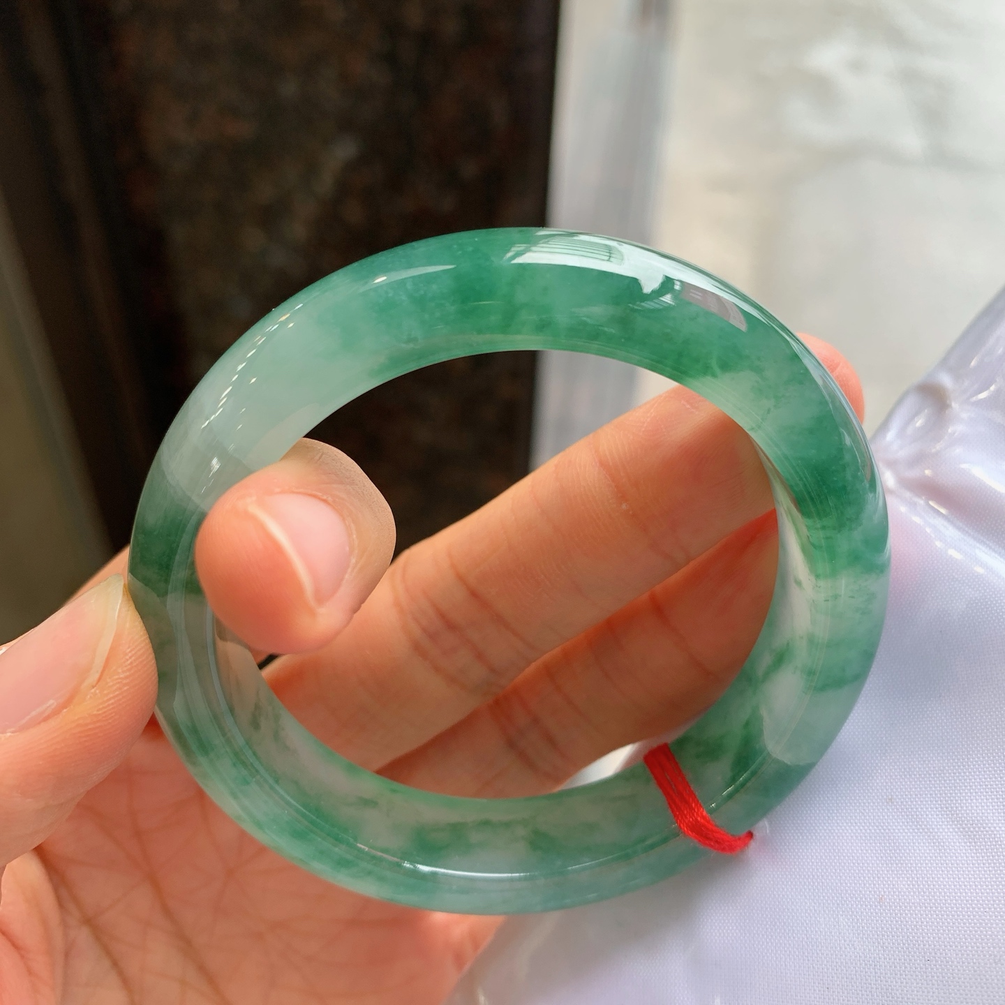 正圈冰种飘花，有纹、有裂，尺寸：55.5/12.9/8.7，花色漂亮