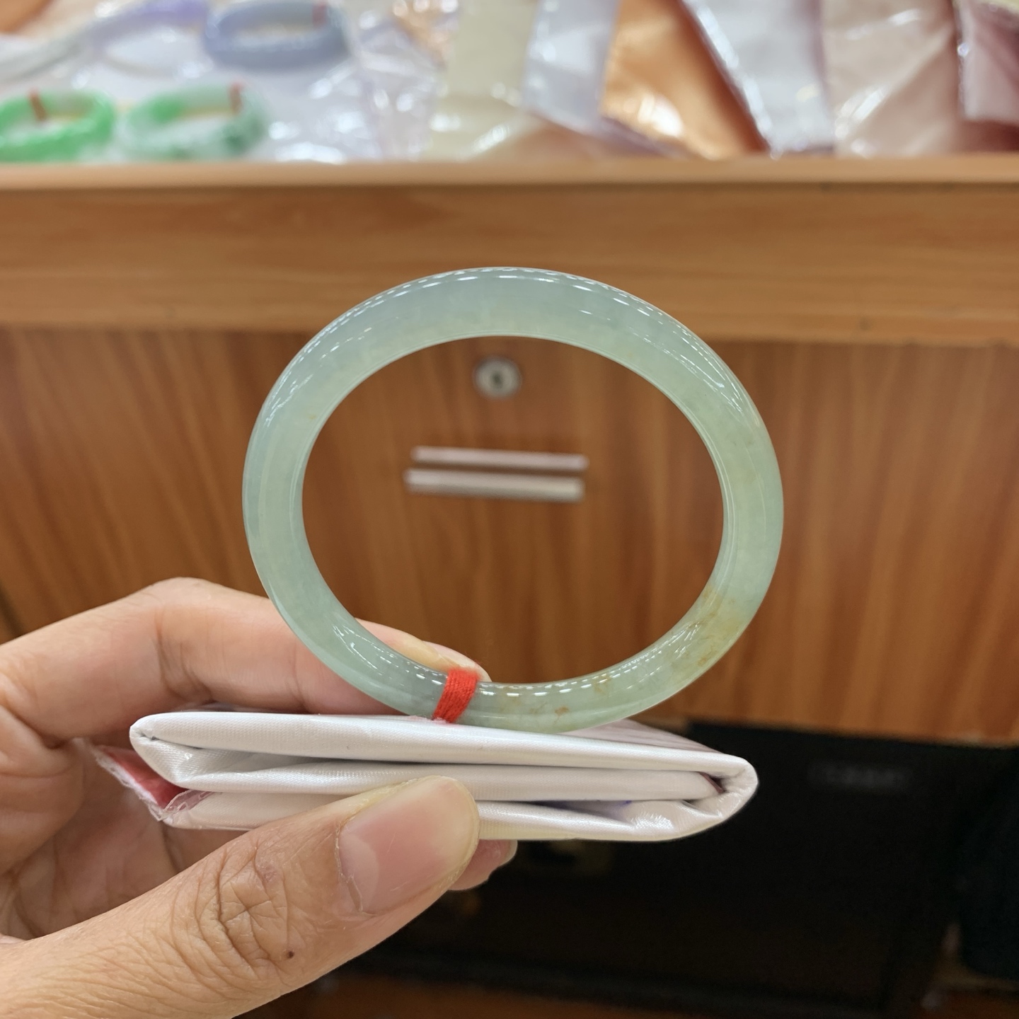 042801FN，底色飘黄翡小圆条翡翠手镯，50.5-6.5-6.7