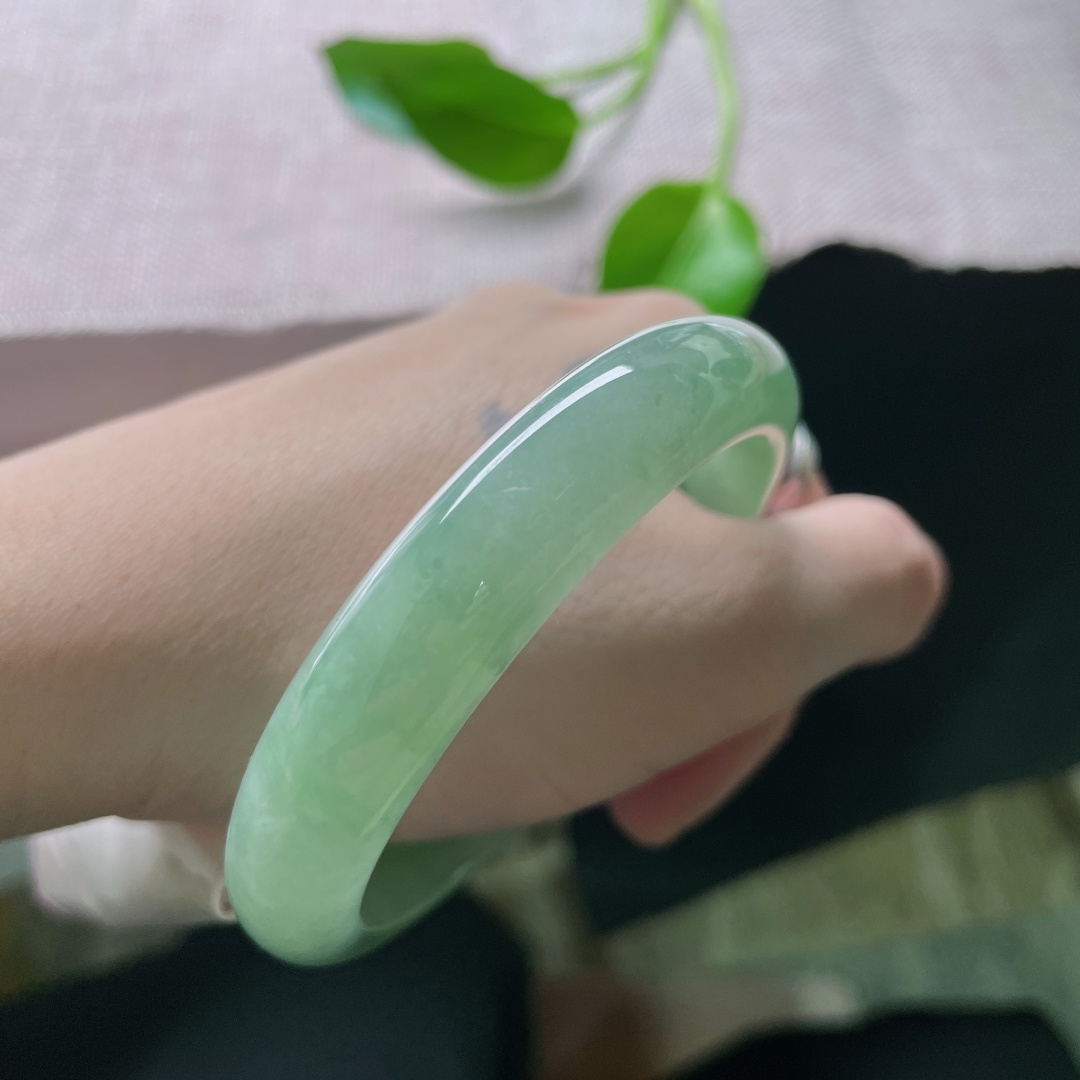 57/12.1/7.6，湖水绿正圈，水头好，种老，清幽雅静，熠熠生辉，无裂，ss50578a