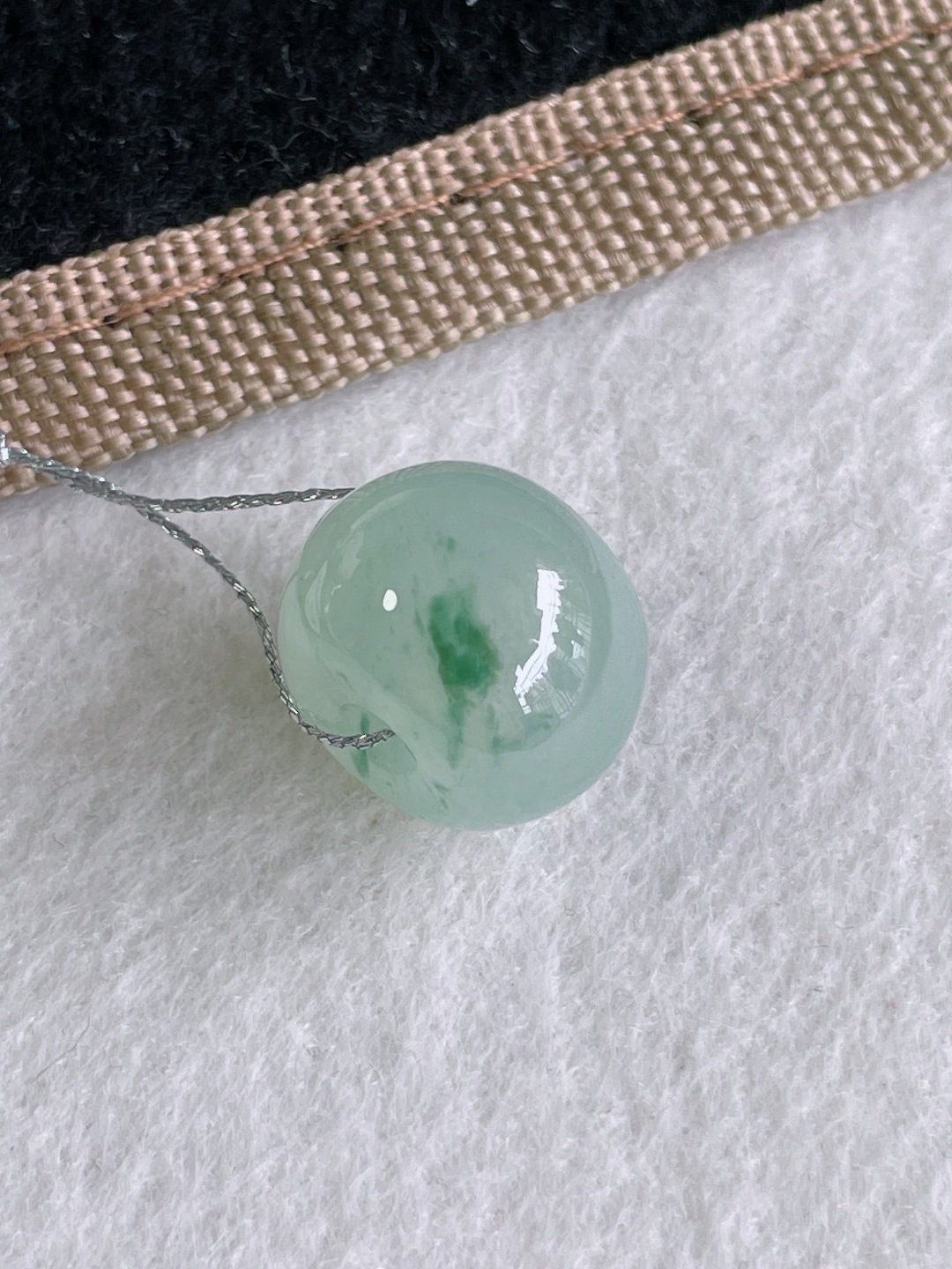 缅甸天然翡翠A货，冰飘花路路通单珠，尺寸：16-12mm。【编4044】