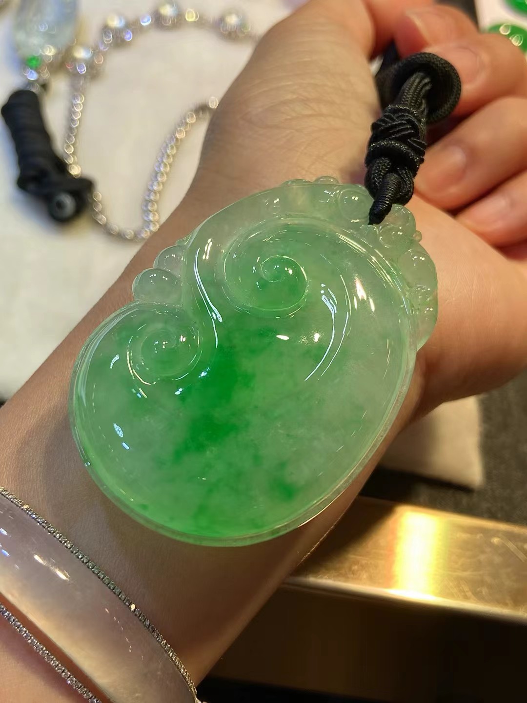 ️ 老坑阳绿大如意，色泽漂亮，厚桩冰透，尺寸55.3/37.9/7.6