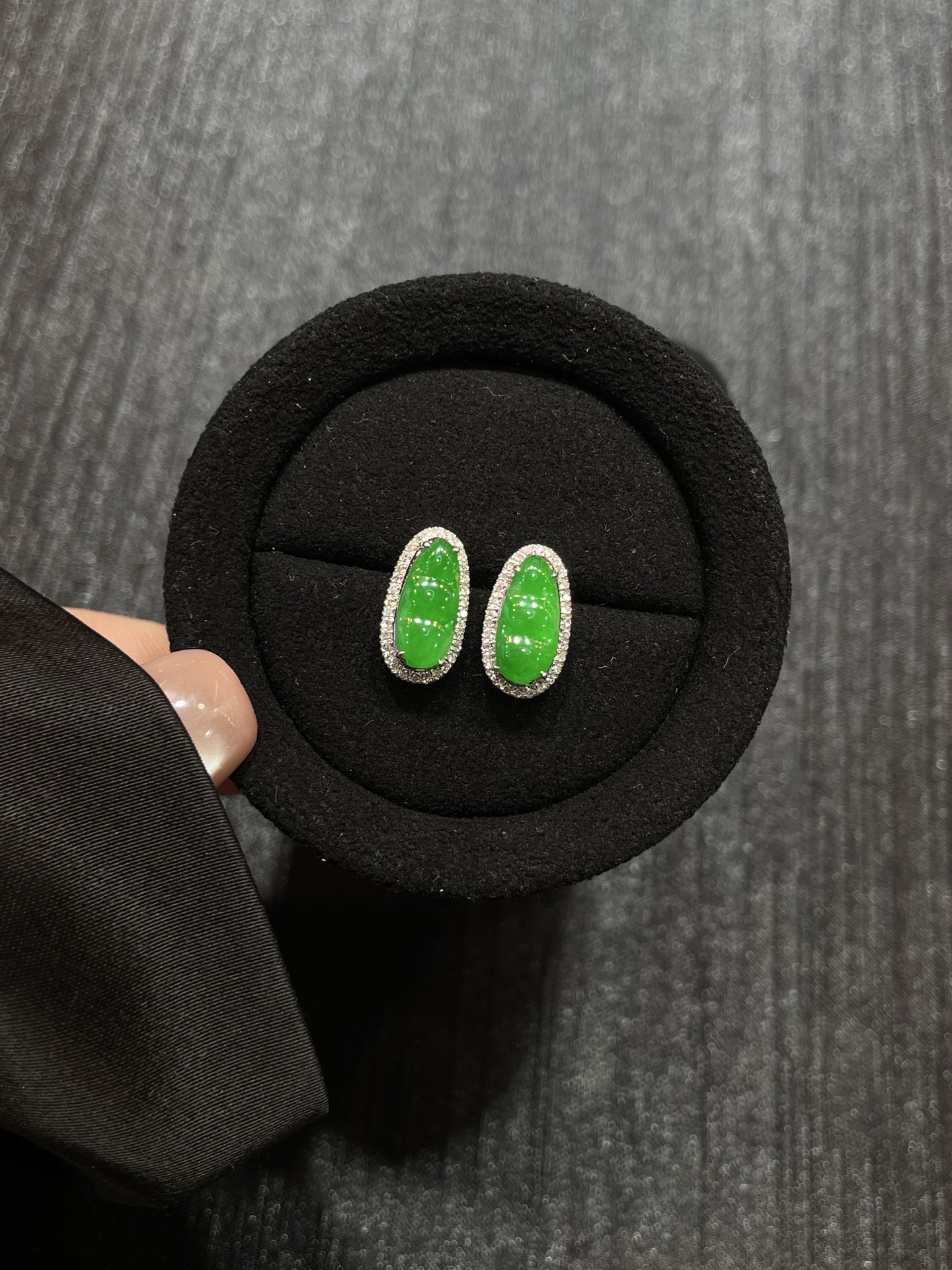 满色 阳绿 福豆耳钉，18k金配钻镶嵌，10.8-4.9