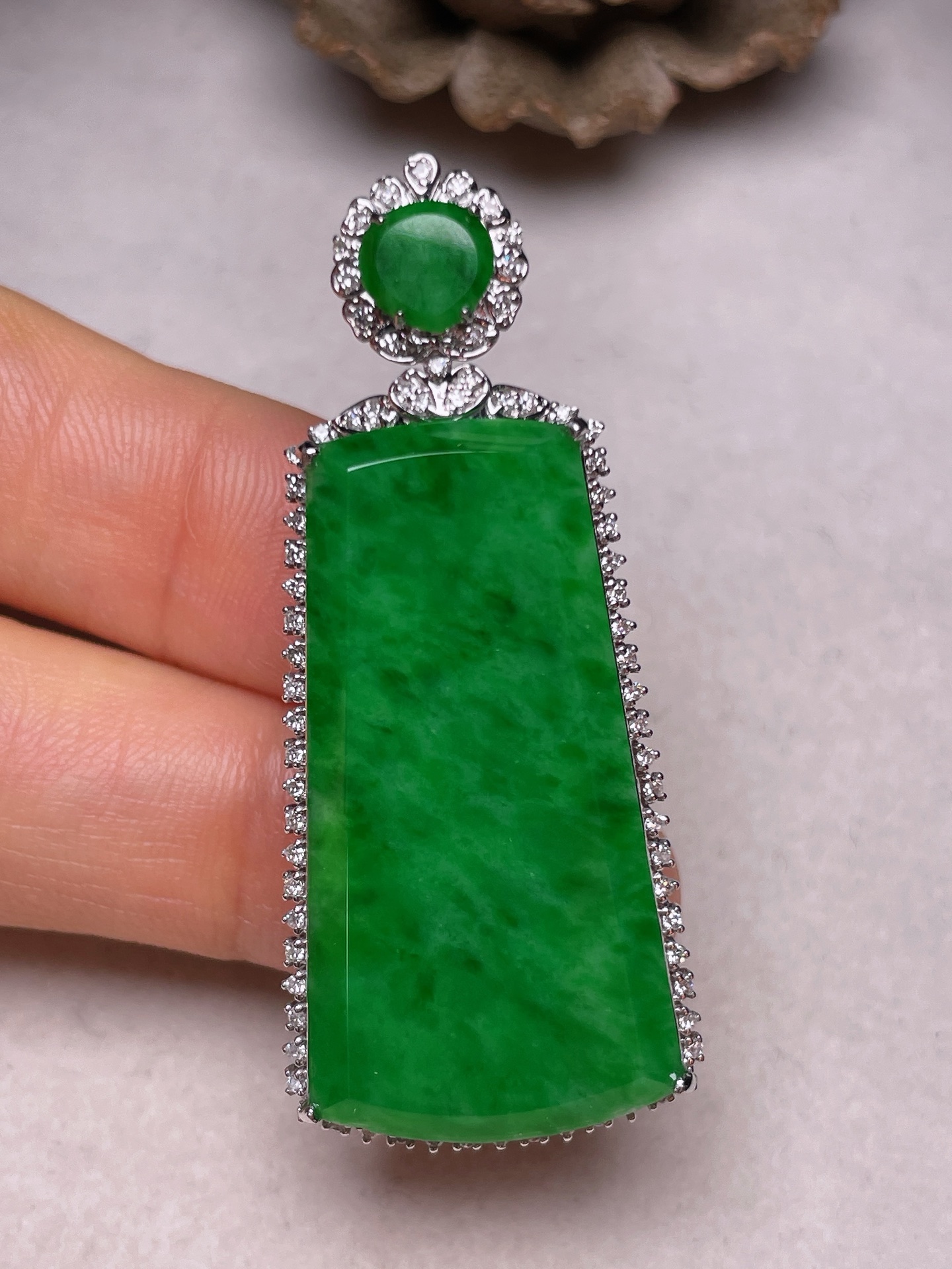 ️ 18k金镶无事牌，冰糯种满色，无裂，一手货源长48.3，裸石尺寸34.7/17.6/8.1含金厚