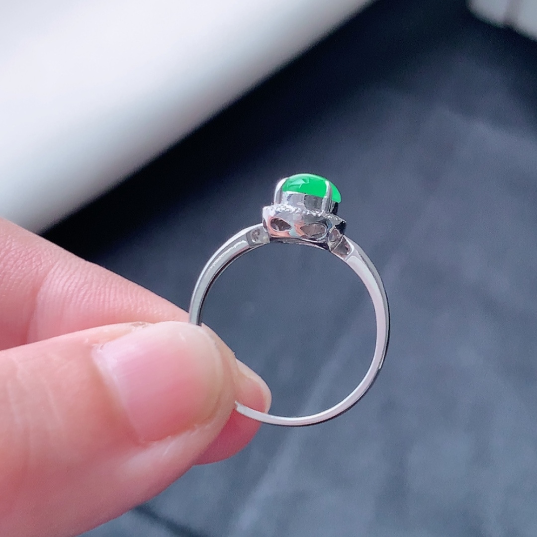 冰阳绿女戒。莹莹青翠，种老无裂水润，佩戴温婉优雅，货号79428，7.5-5.3-2.0