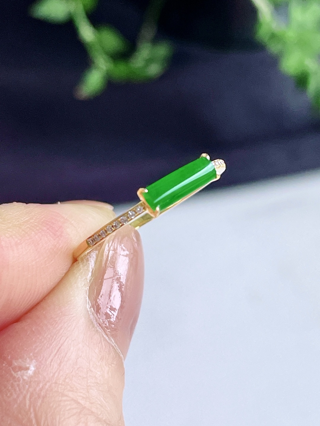 冰阳绿马鞍戒指，缅料，18k金镶嵌，无裂，性比高，8/2.5/1.2，圈口12.5，重量1.2克