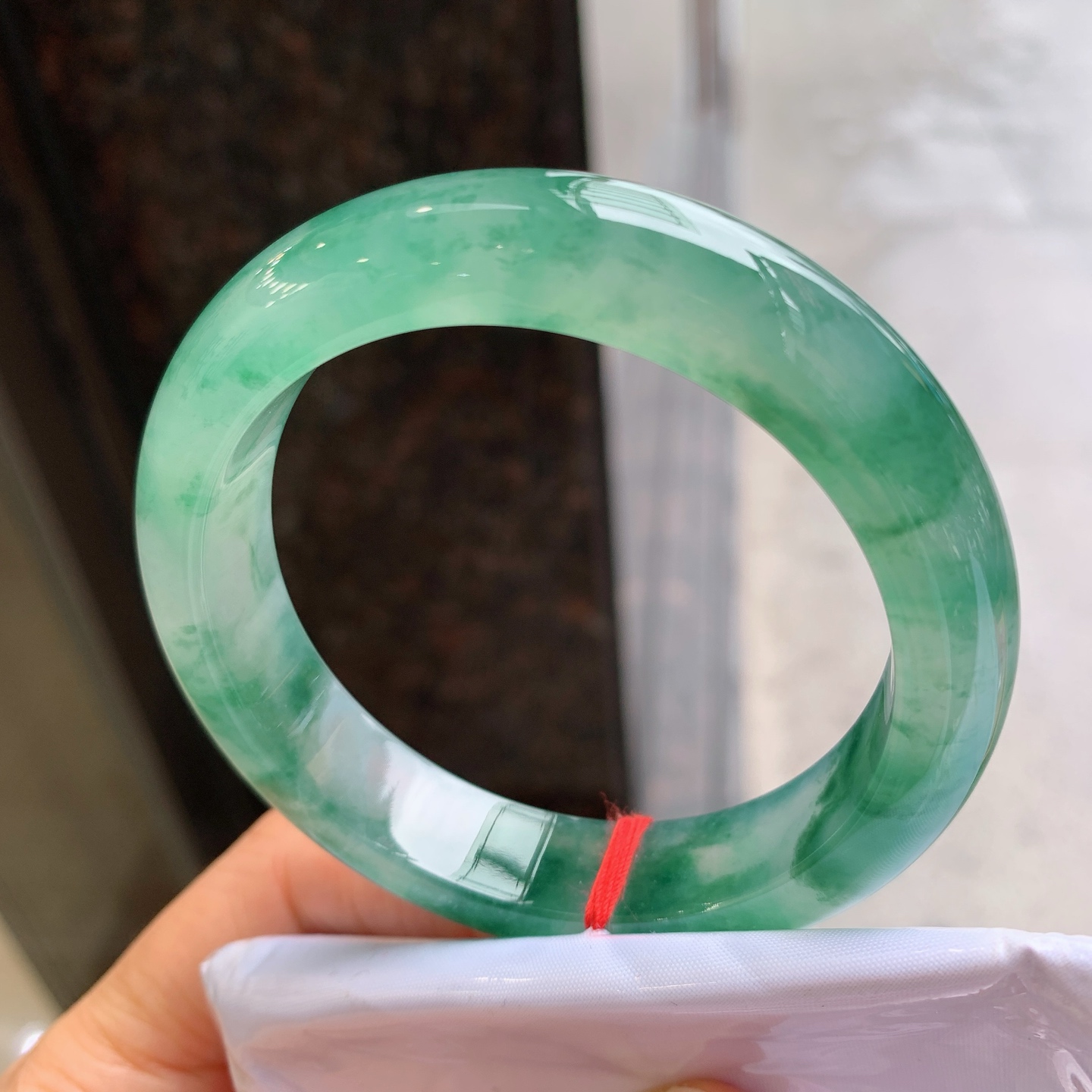 正圈冰种飘花，有纹、有裂，尺寸：55.5/12.9/8.7，花色漂亮